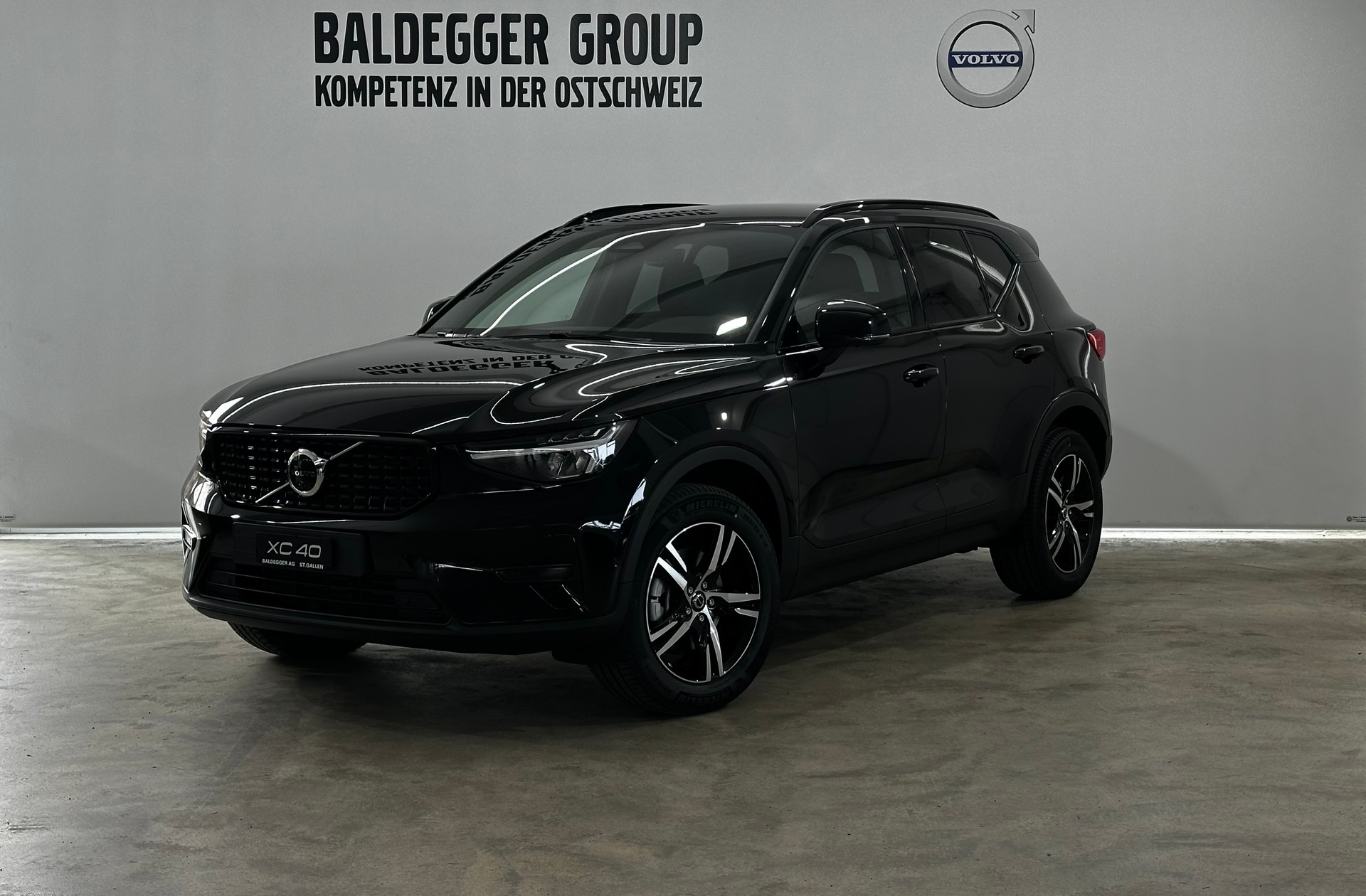 VOLVO XC40 2.0 B3 MH Plus Dark-image-0