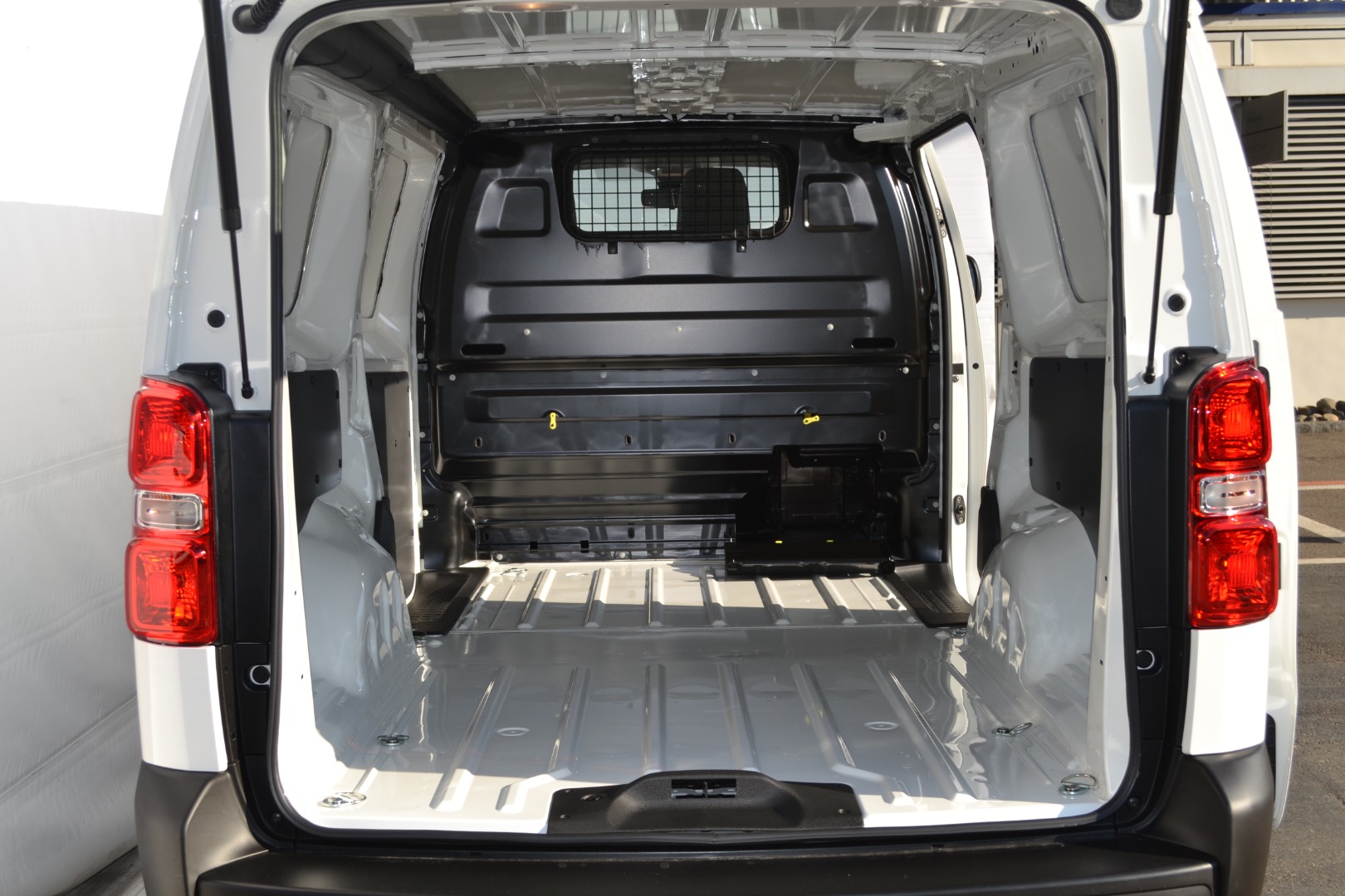 PEUGEOT Expert 50 KWh Premium Standard-image-6