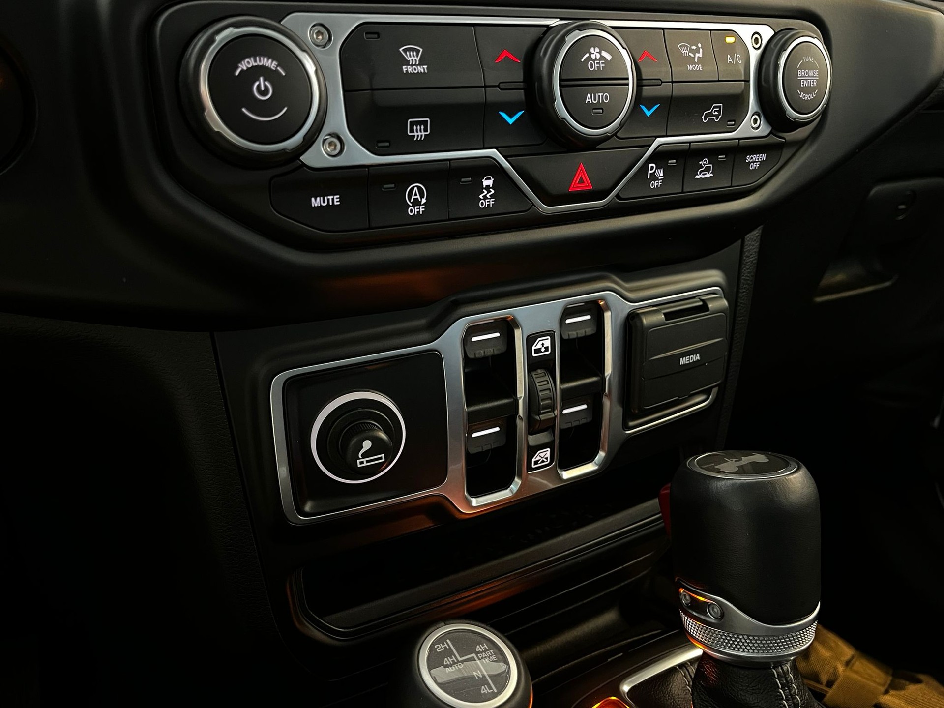 JEEP Sahara-image-19