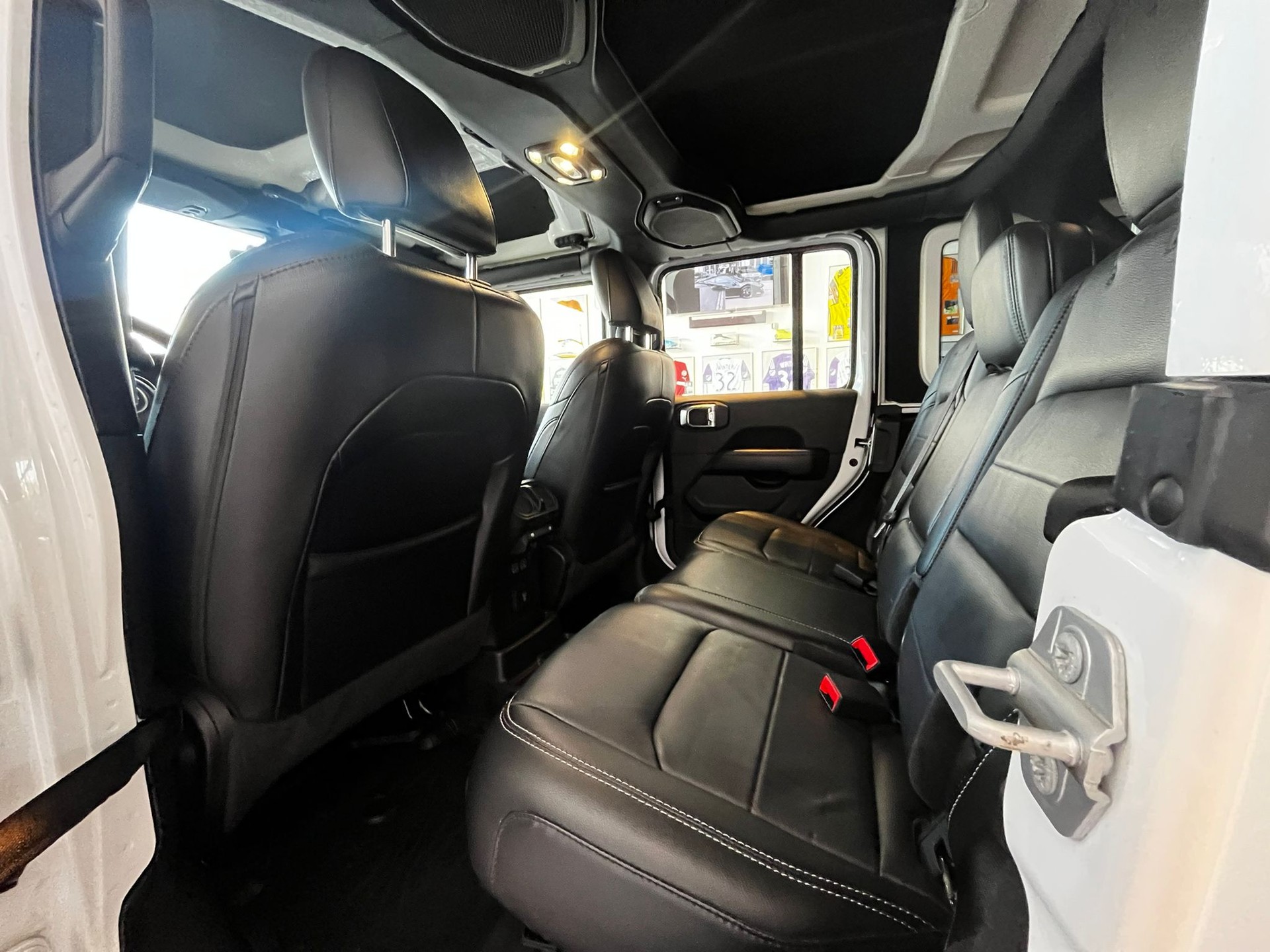JEEP Sahara-image-14