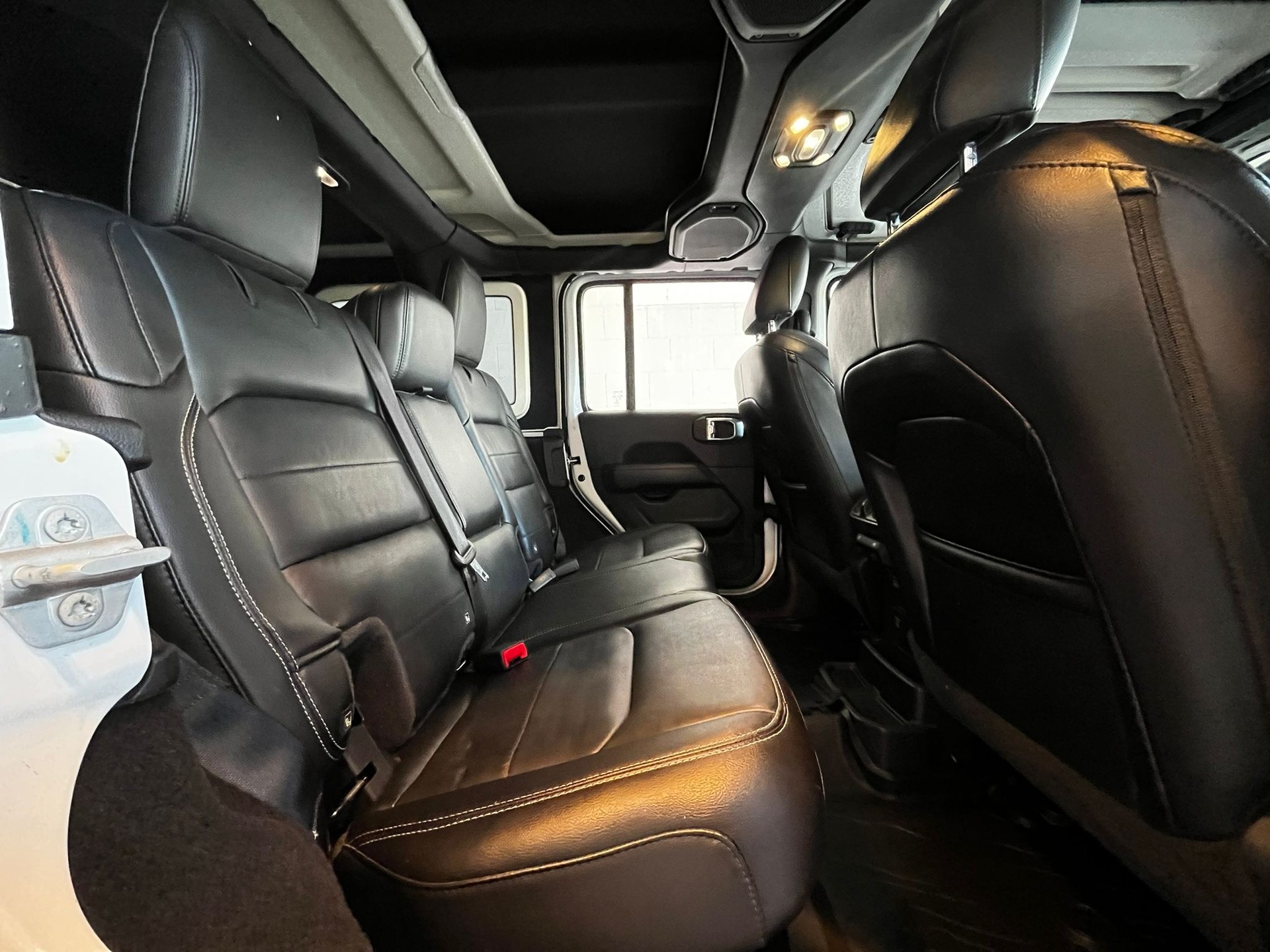 JEEP Sahara-image-15