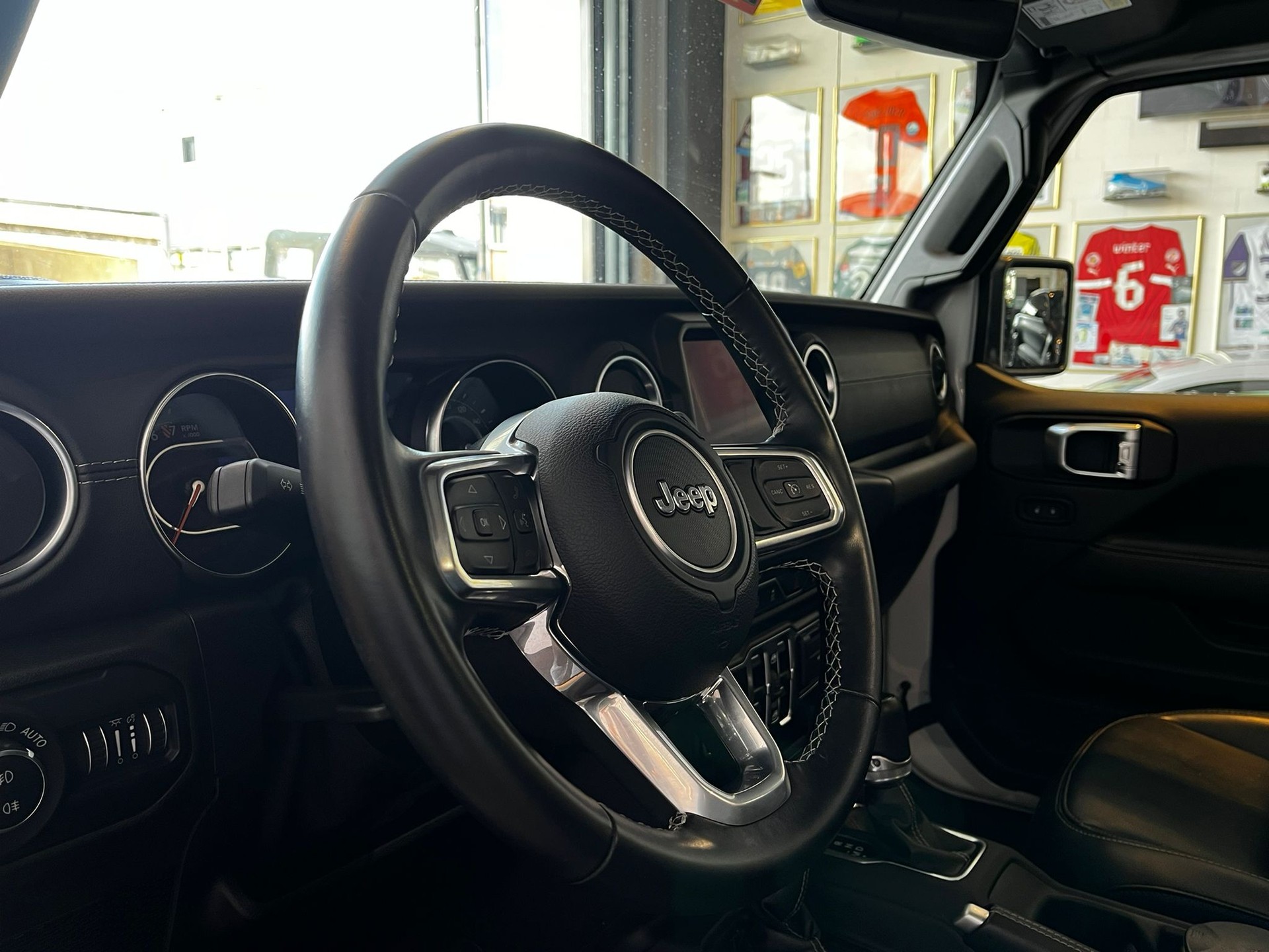 JEEP Sahara-image-13