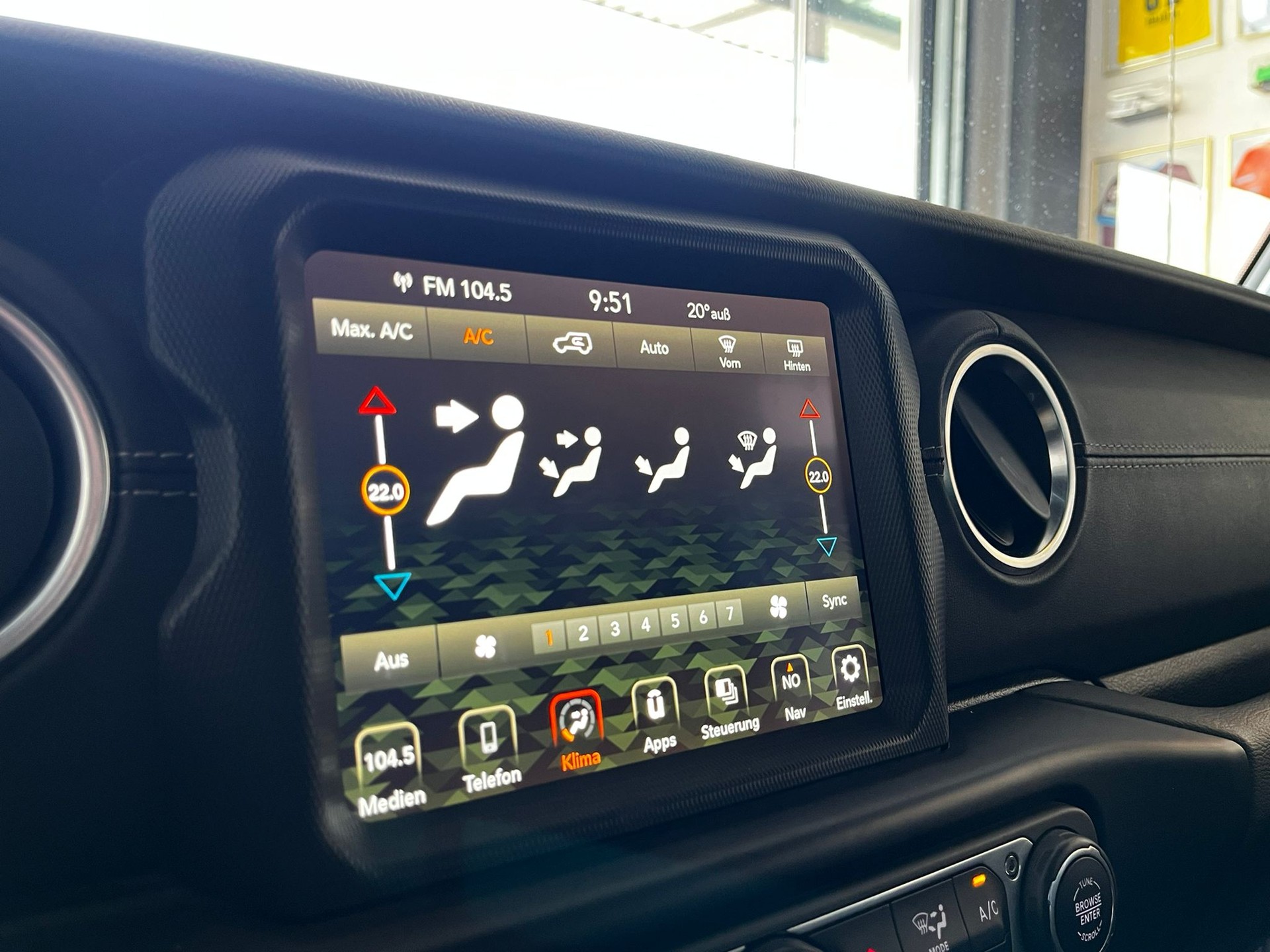 JEEP Sahara-image-18
