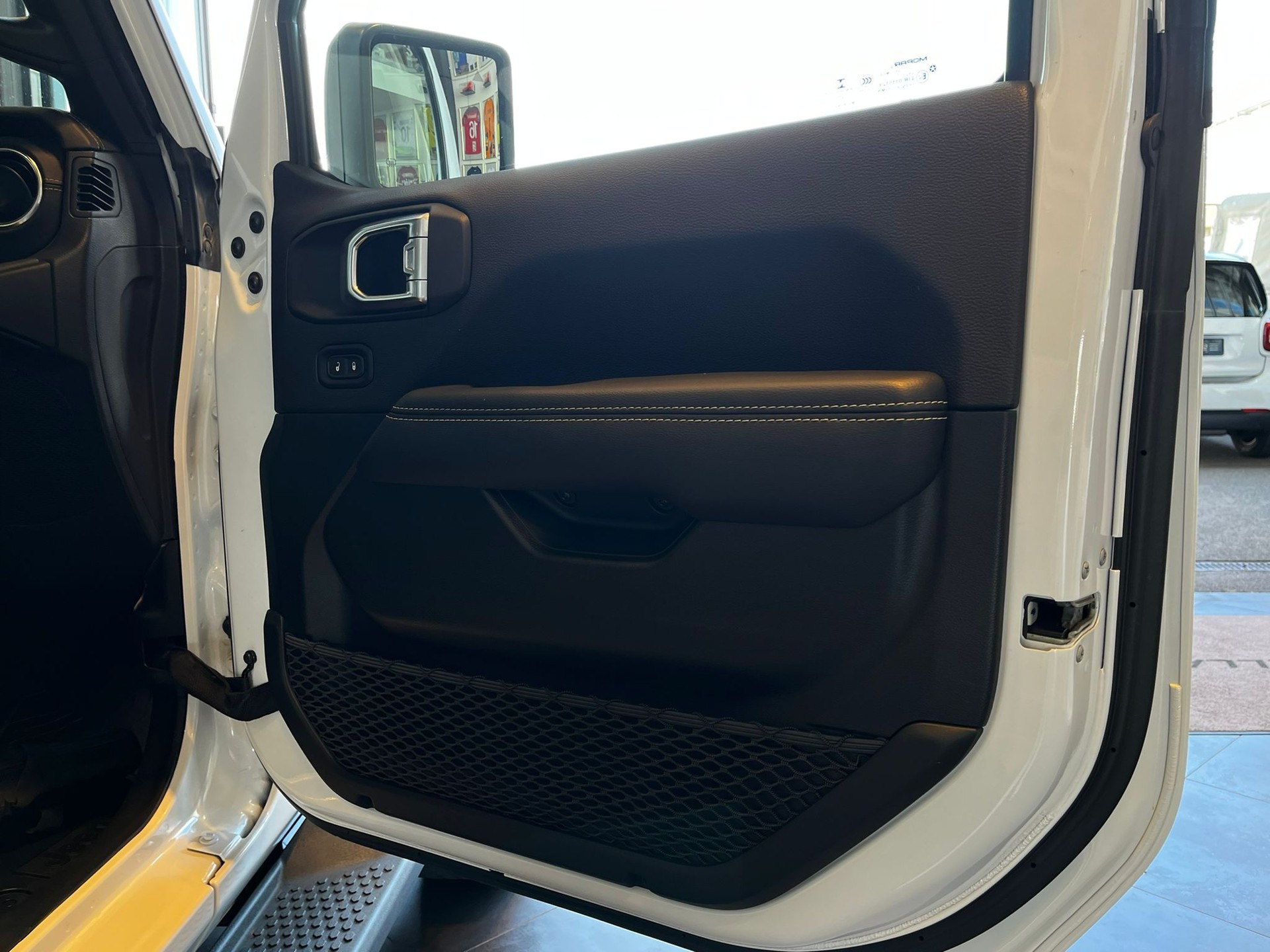 JEEP Sahara-image-23