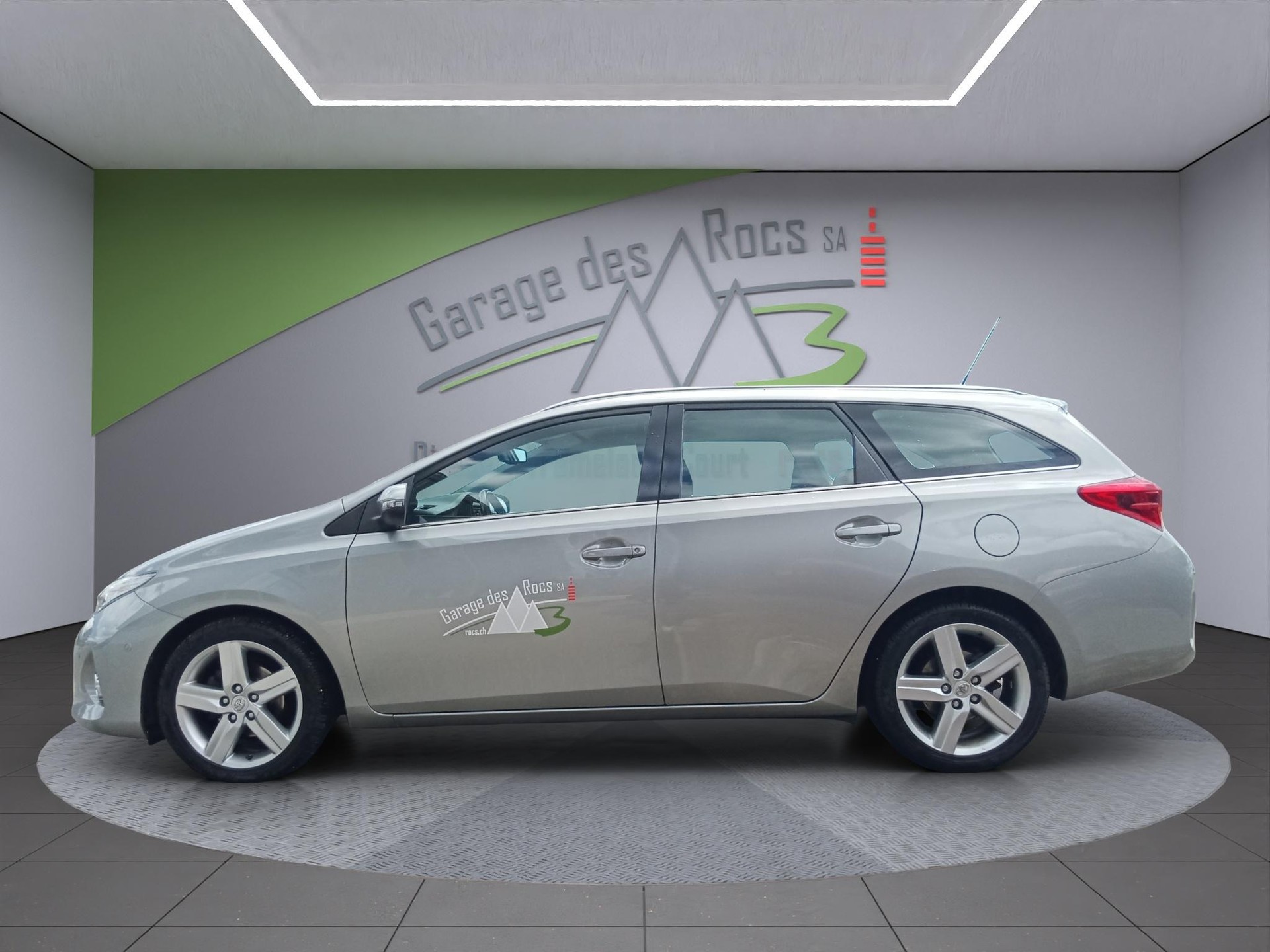 TOYOTA Auris Touring Sports 1.6 Sol-image-2