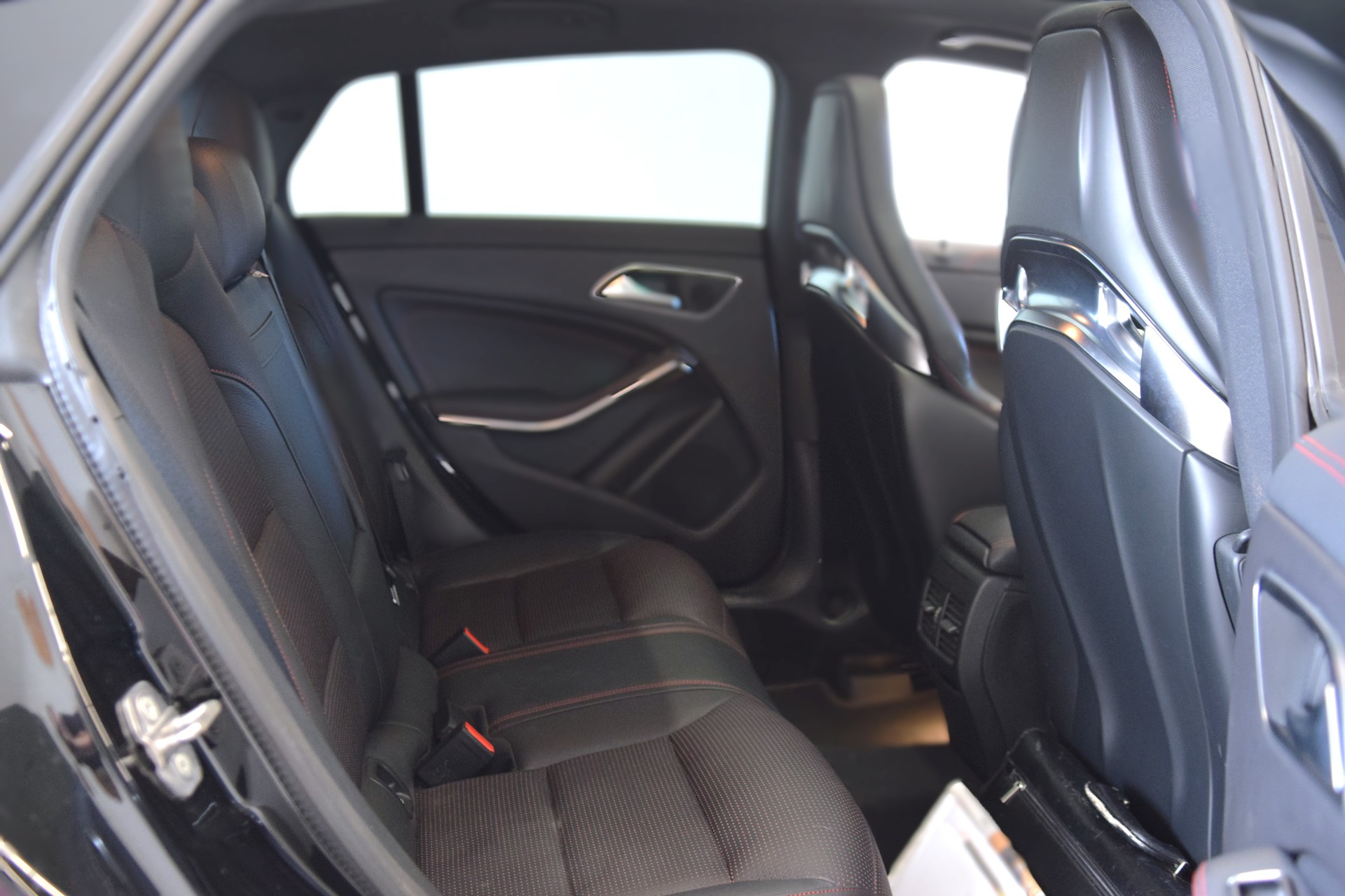 MERCEDES-BENZ CLA Shooting Brake 45 AMG 4Matic Speedshift-image-9
