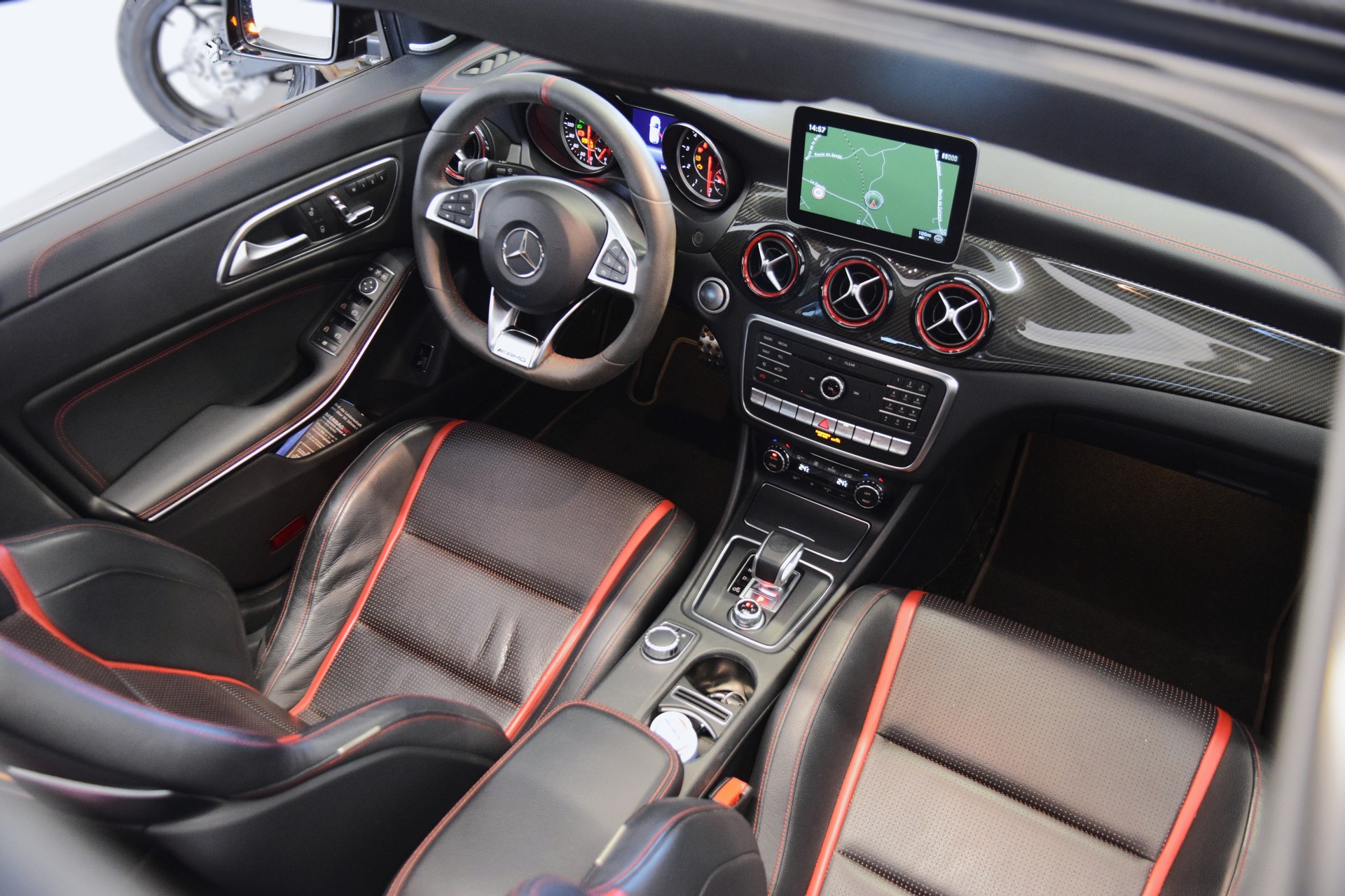 MERCEDES-BENZ CLA Shooting Brake 45 AMG 4Matic Speedshift-image-10