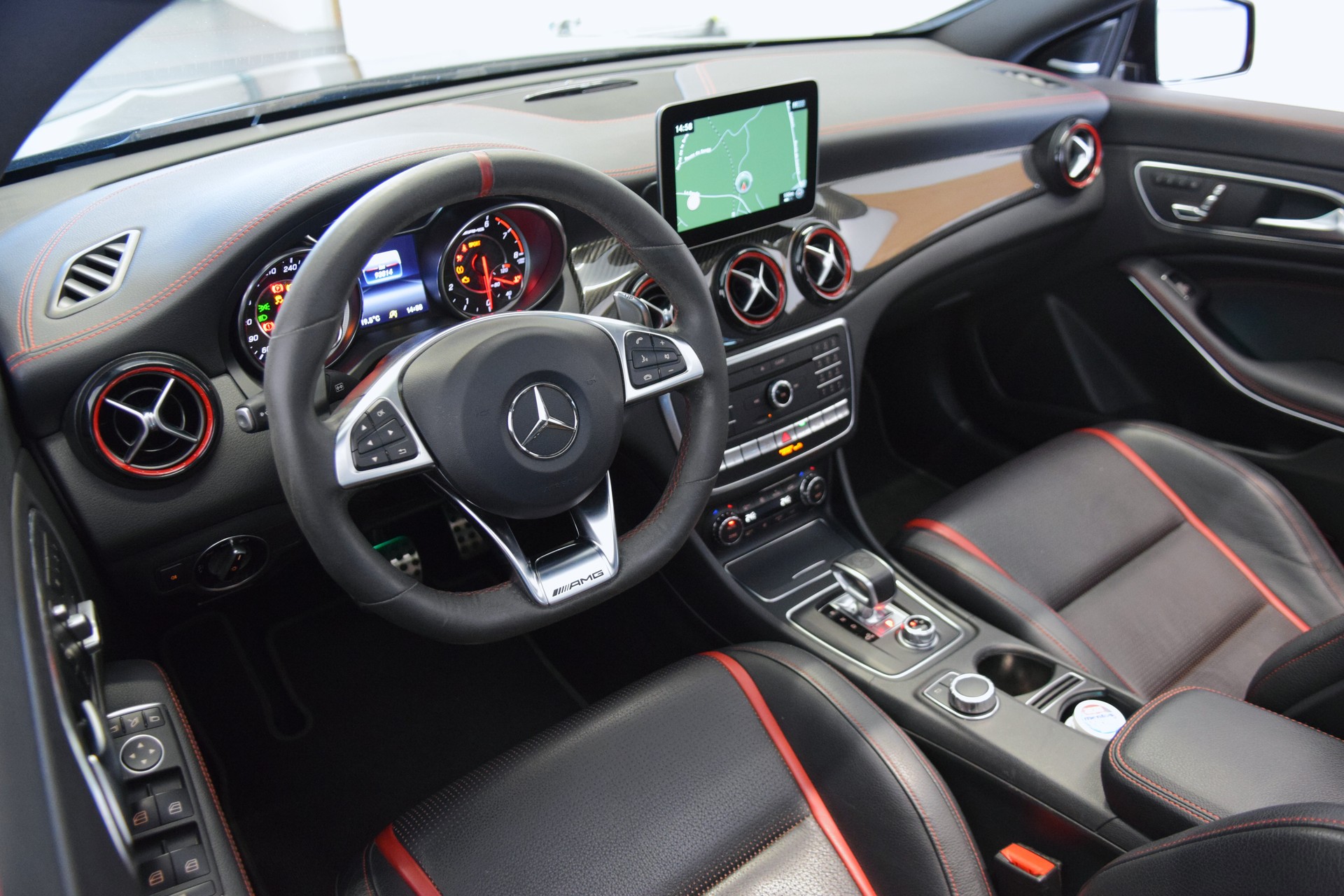 MERCEDES-BENZ CLA Shooting Brake 45 AMG 4Matic Speedshift-image-11