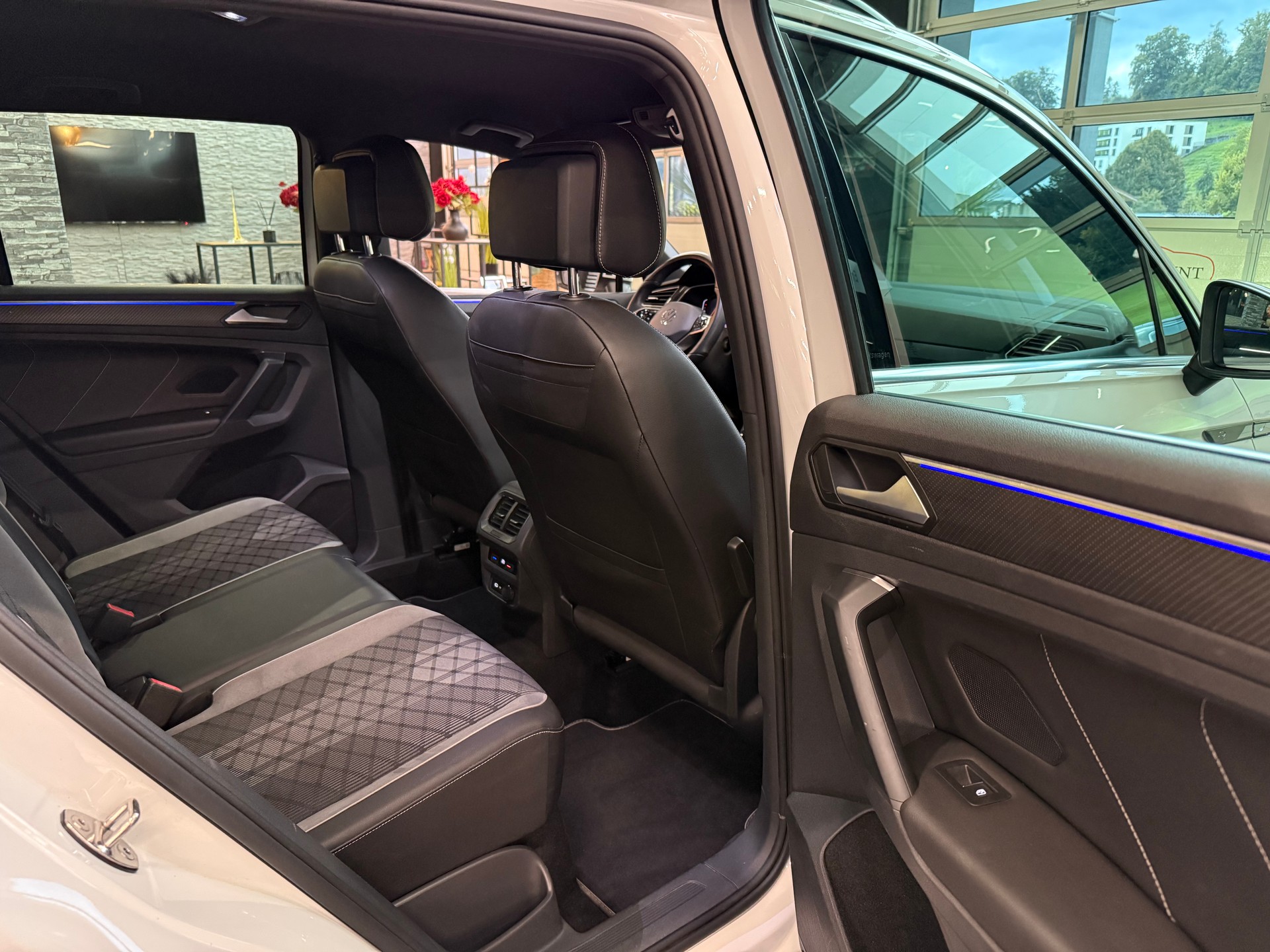 VW Tiguan 2.0 TDI SCR R-Line 4Motion DSG-image-13