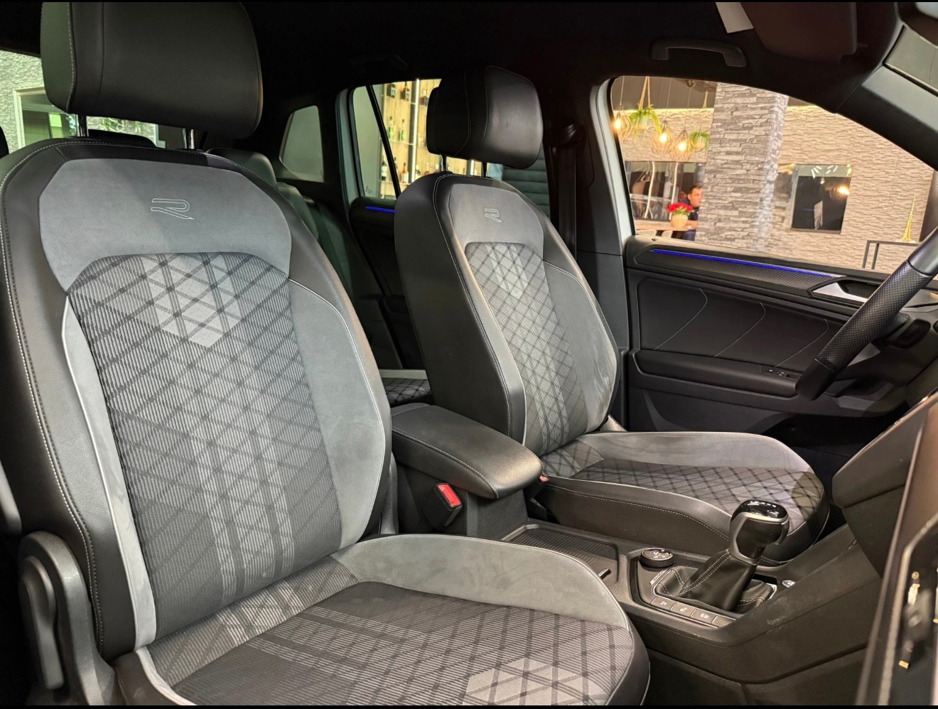 VW Tiguan 2.0 TDI SCR R-Line 4Motion DSG-image-11