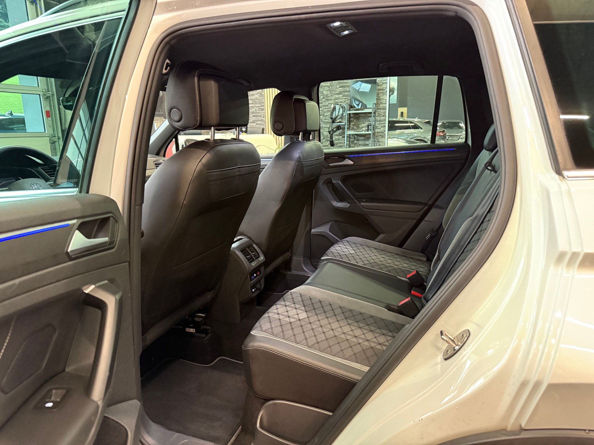 VW Tiguan 2.0 TDI SCR R-Line 4Motion DSG-image-12