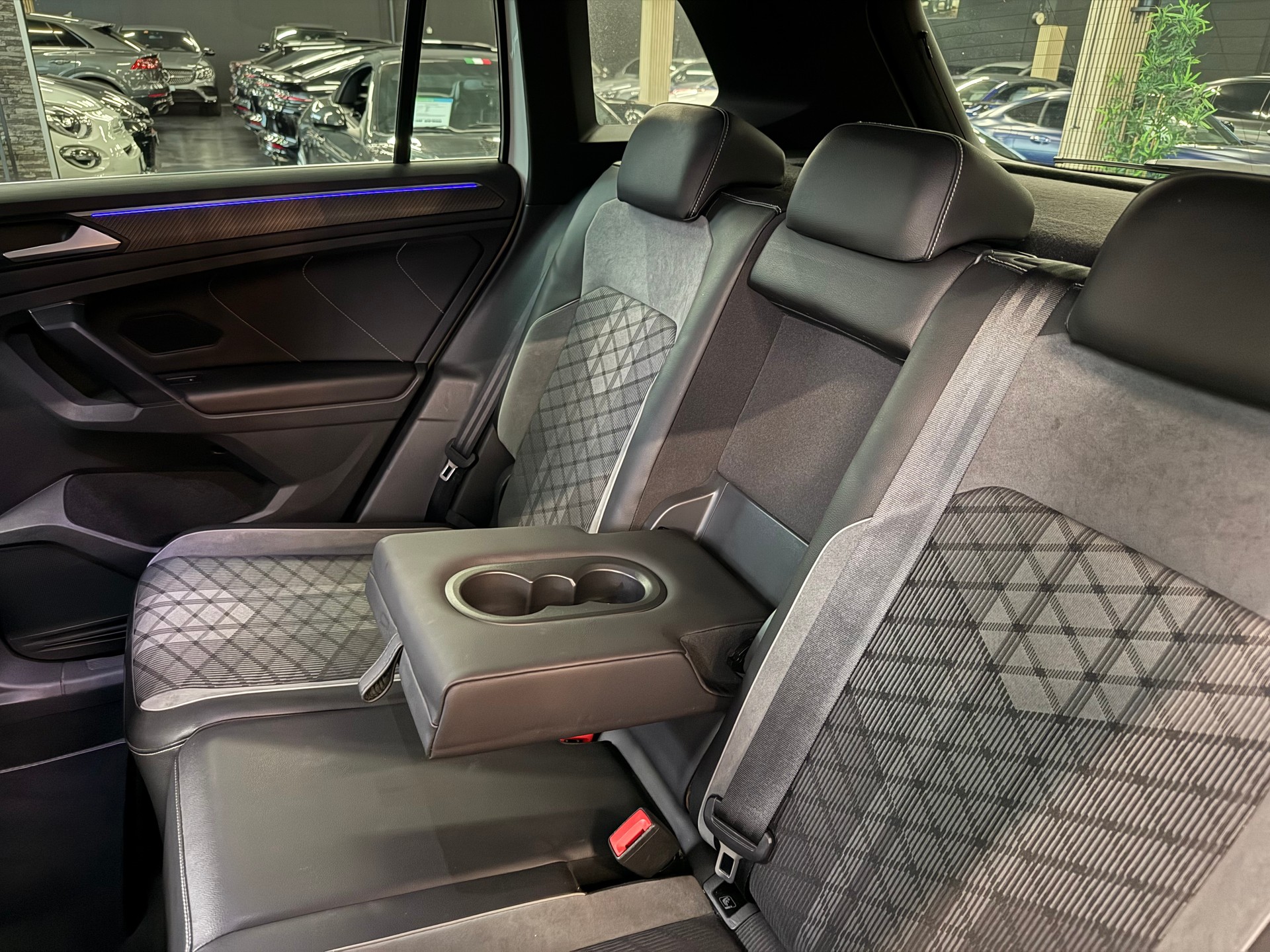 VW Tiguan 2.0 TDI SCR R-Line 4Motion DSG-image-25