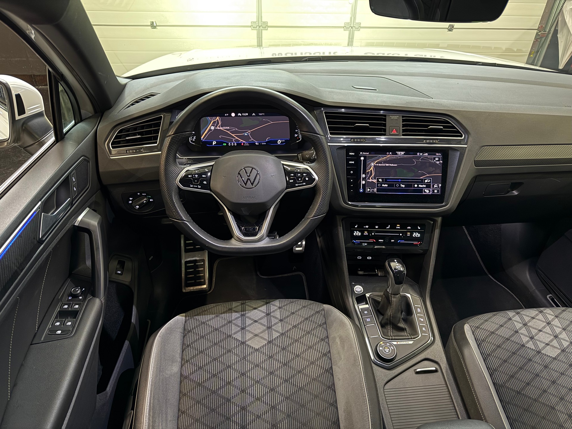 VW Tiguan 2.0 TDI SCR R-Line 4Motion DSG-image-9