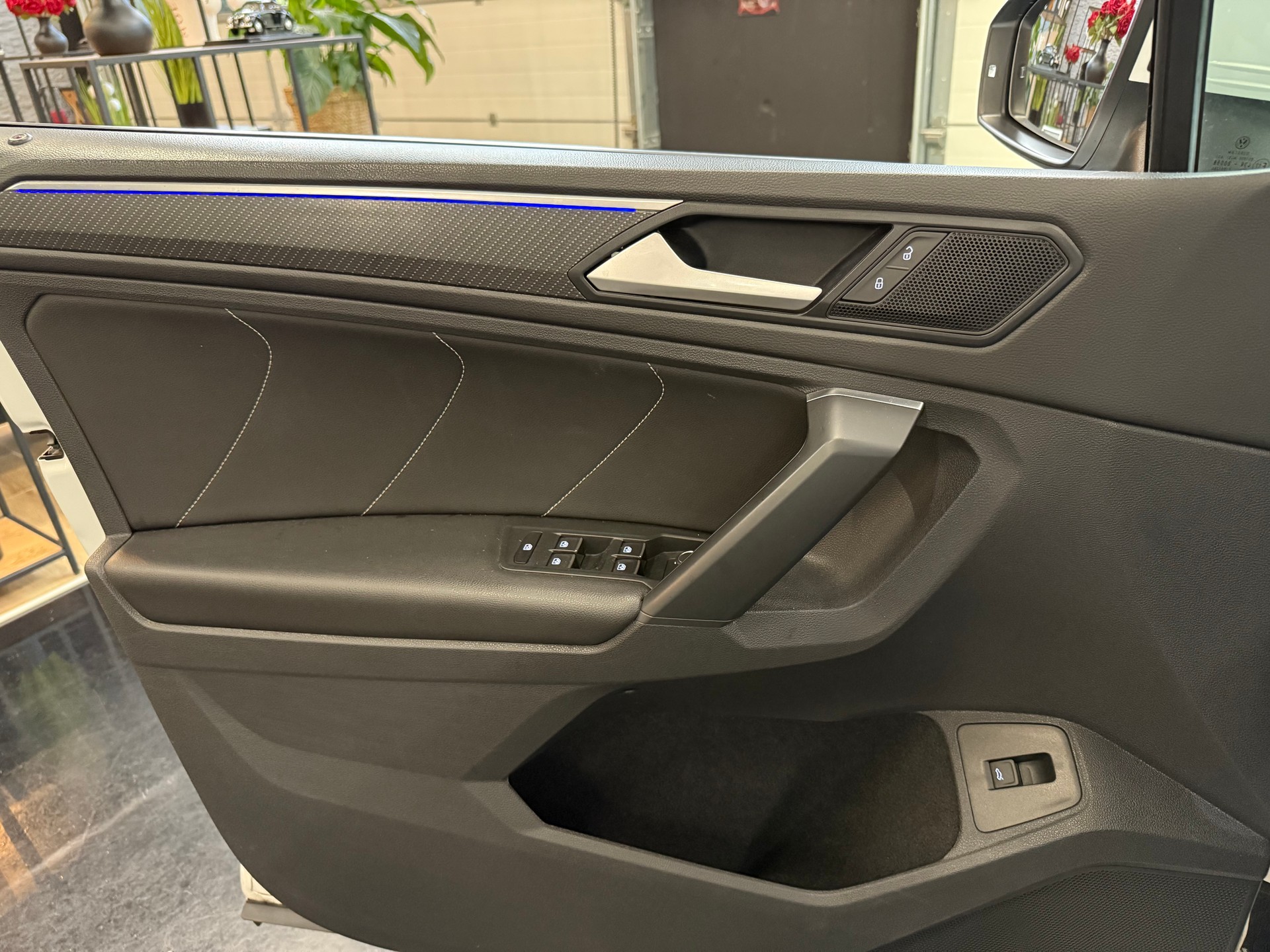 VW Tiguan 2.0 TDI SCR R-Line 4Motion DSG-image-18