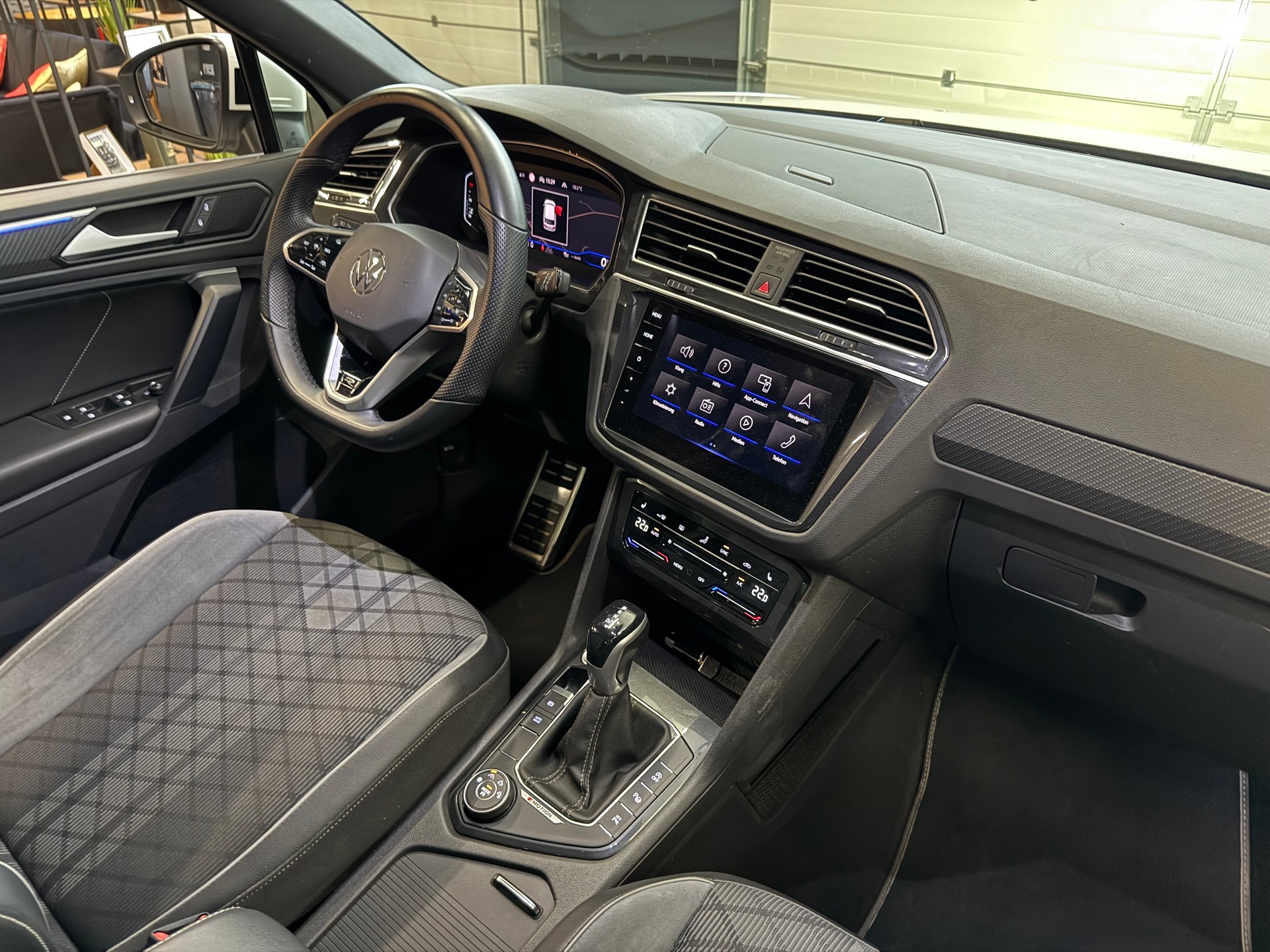 VW Tiguan 2.0 TDI SCR R-Line 4Motion DSG-image-10