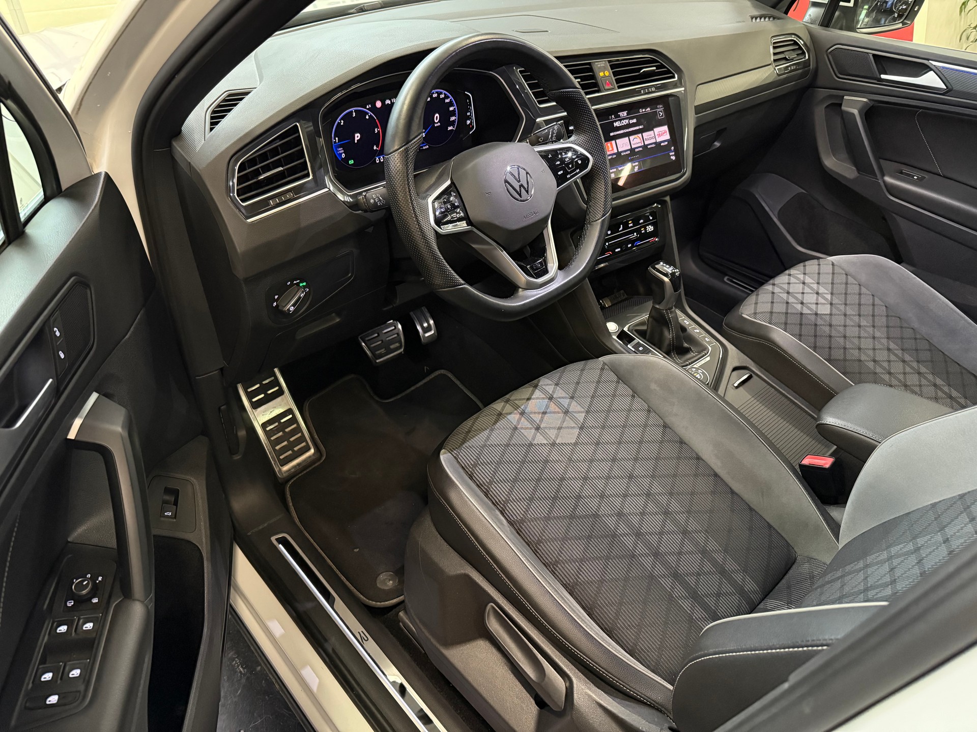 VW Tiguan 2.0 TDI SCR R-Line 4Motion DSG-image-8