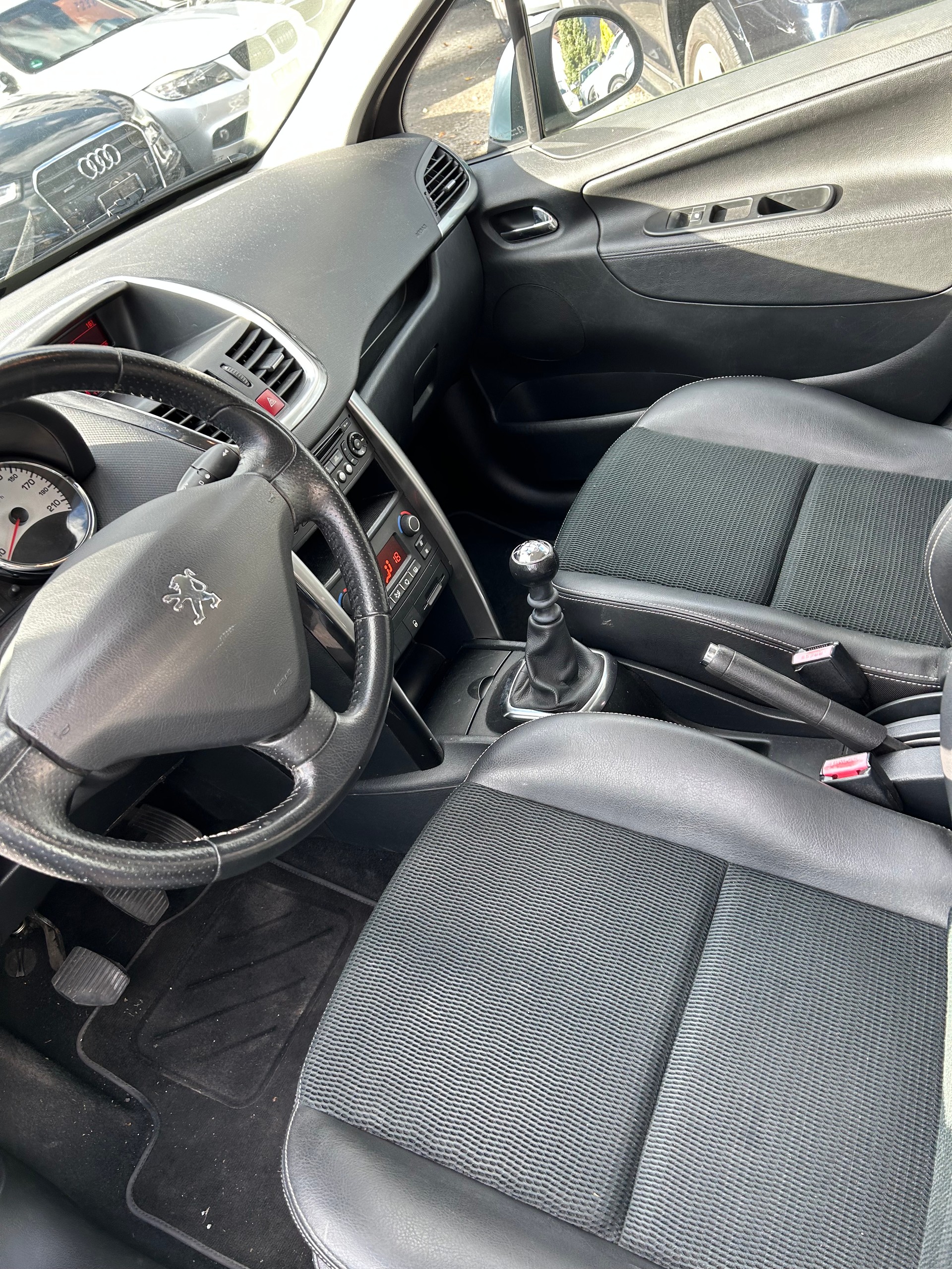 PEUGEOT 207 1.6 16V Turbo Sport-image-5