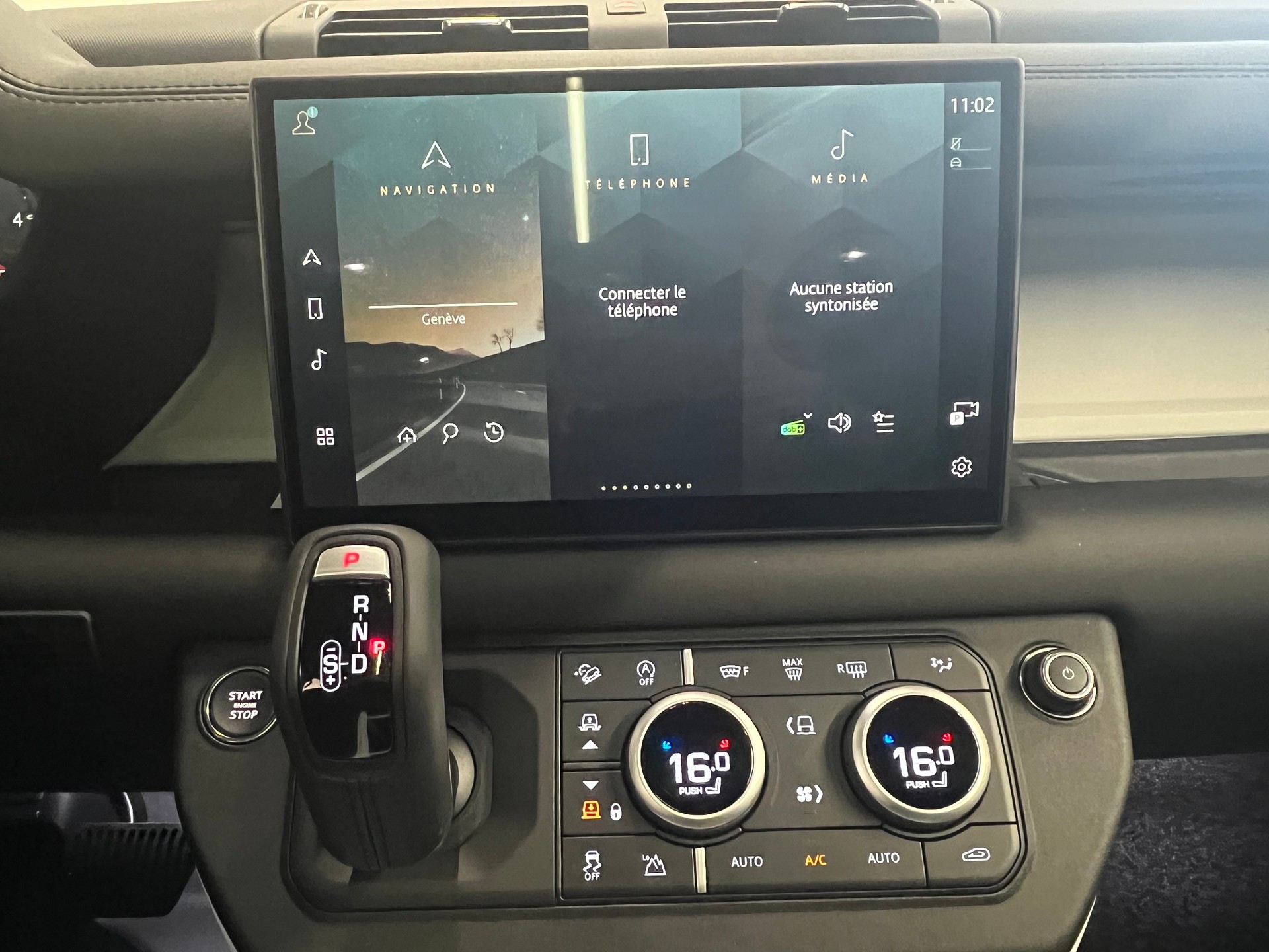 LAND ROVER Defender 130 3.0 D I6 S-image-4
