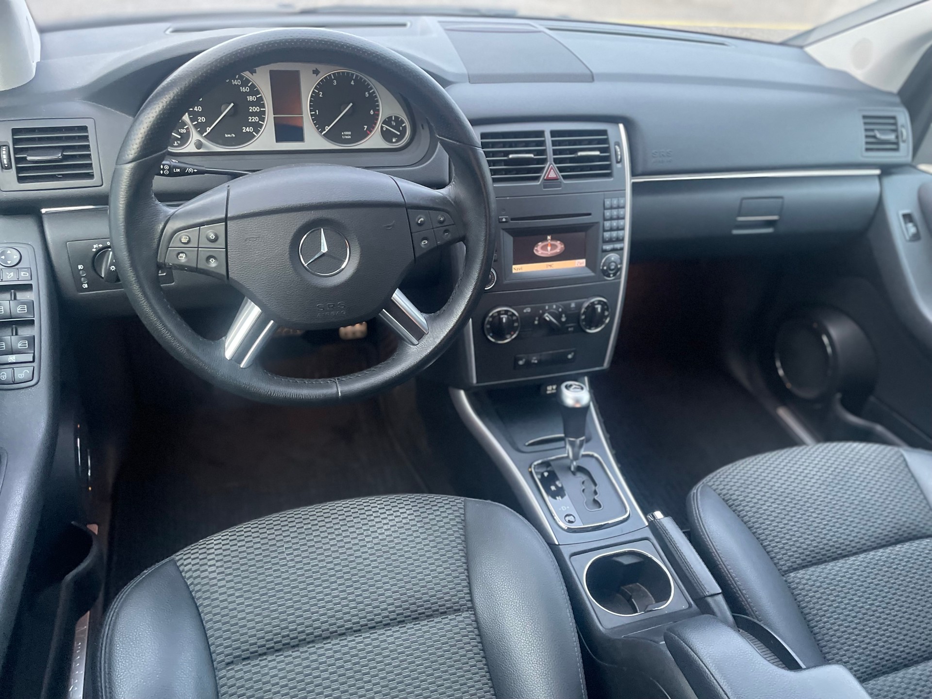 MERCEDES-BENZ B 180 Selection Autotronic-image-6