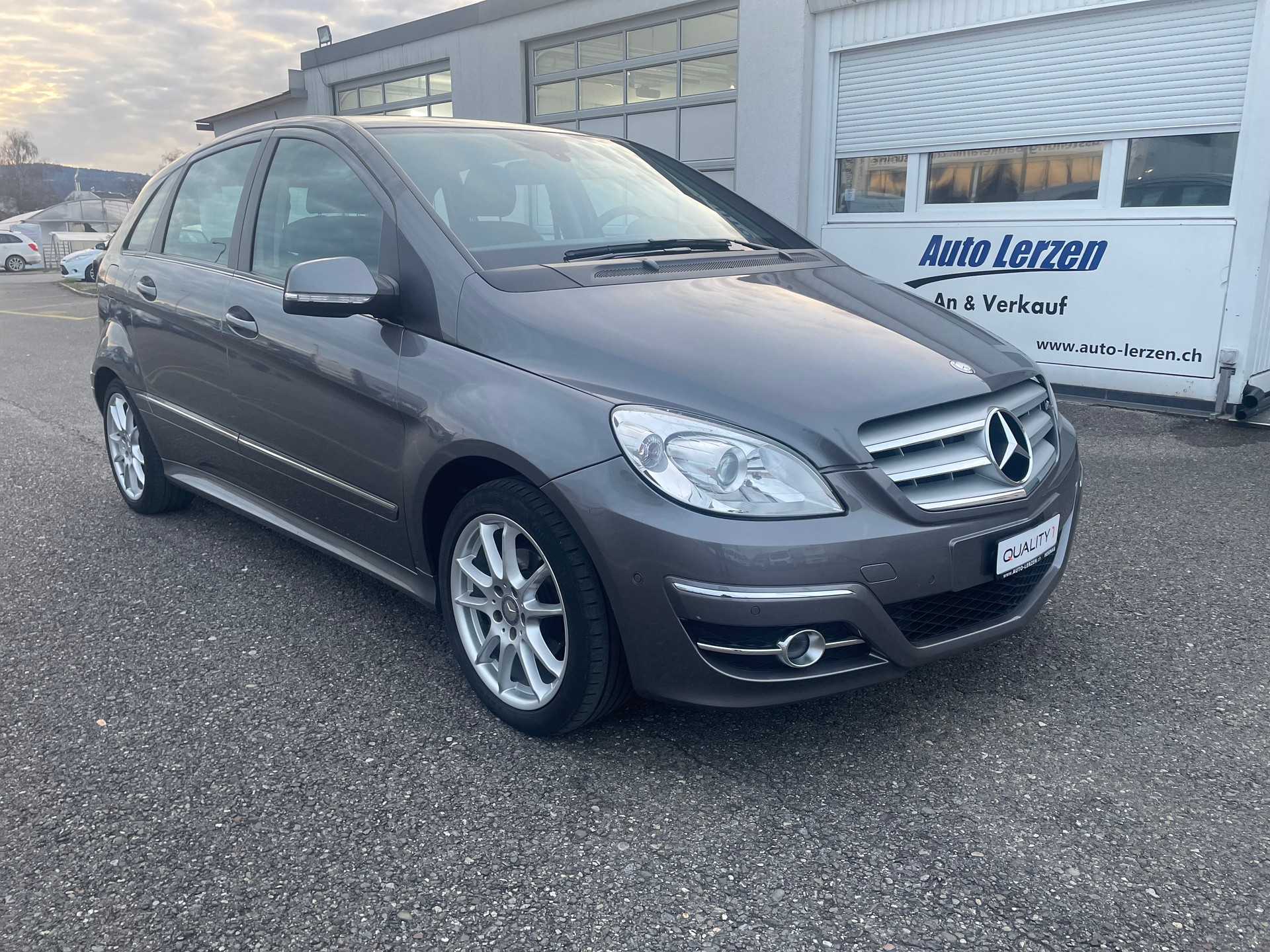 MERCEDES-BENZ B 180 Selection Autotronic-image-0