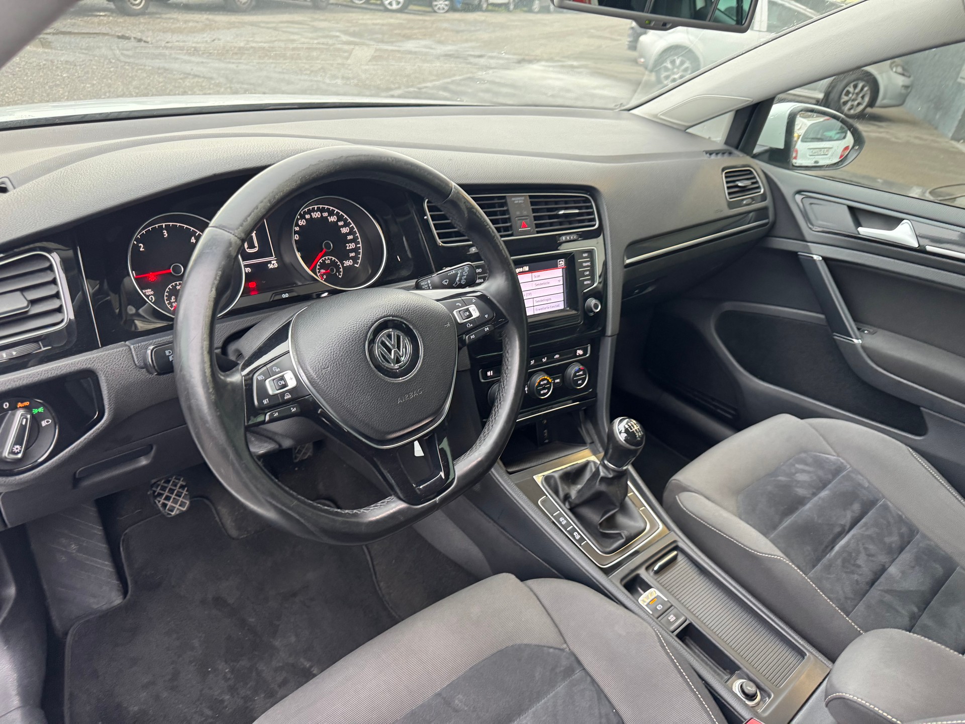 VW Golf 2.0 TDI Comfortline 4Motion-image-9