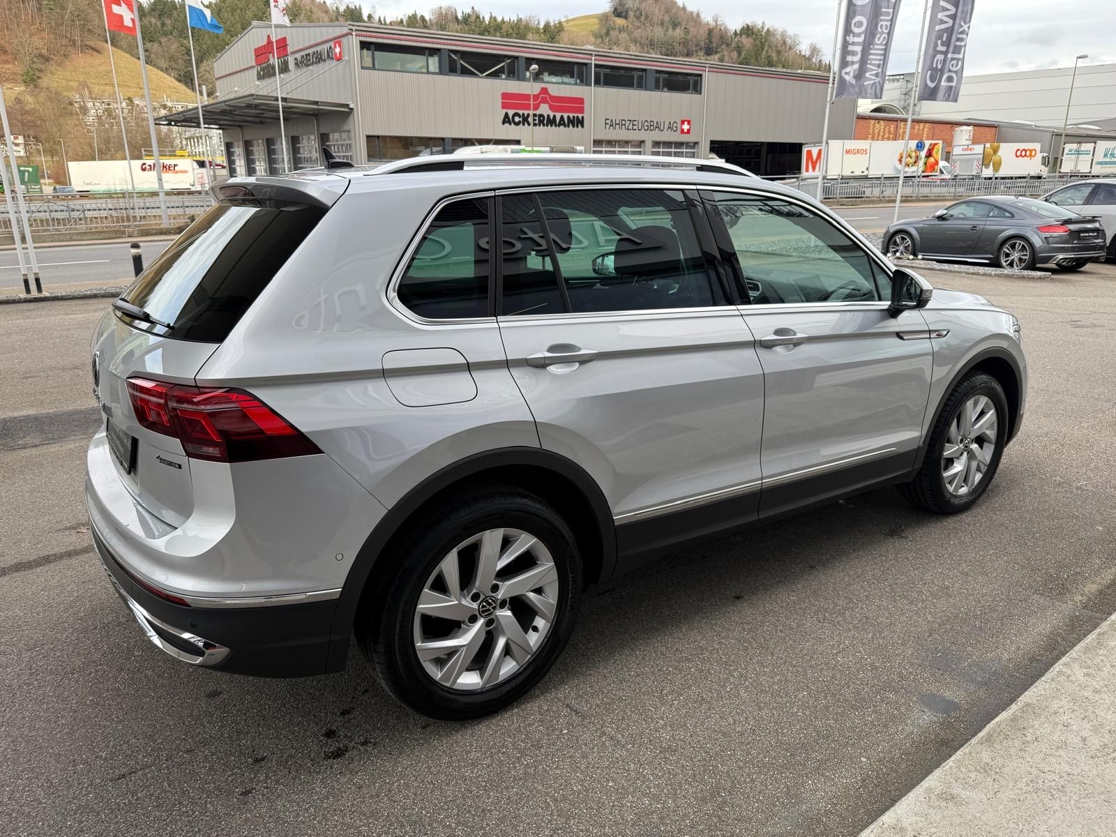 VW Tiguan 2.0 TDI SCR Elegance 4Motion DSG-image-8