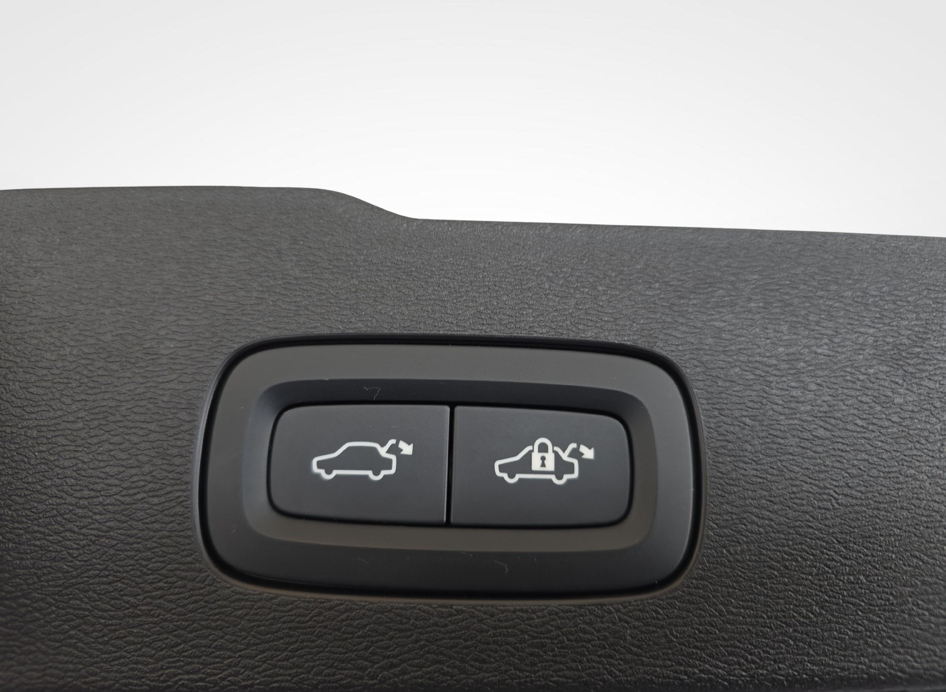 VOLVO V60 2.0 T6 TE Plus Dark eAWD-image-18