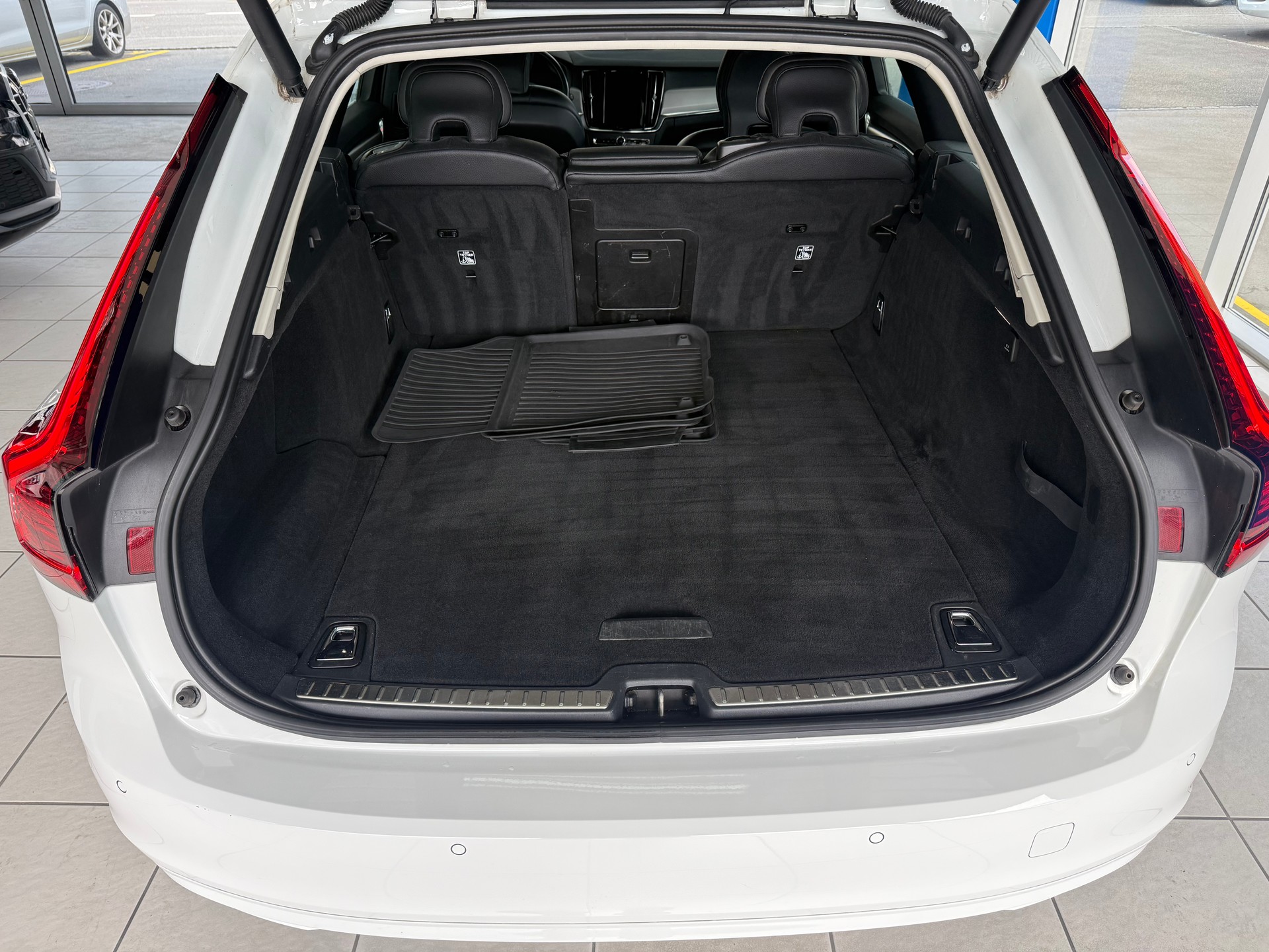 VOLVO V90 B4 Benzin Mild Hybrid Momentum Geartronic-image-9