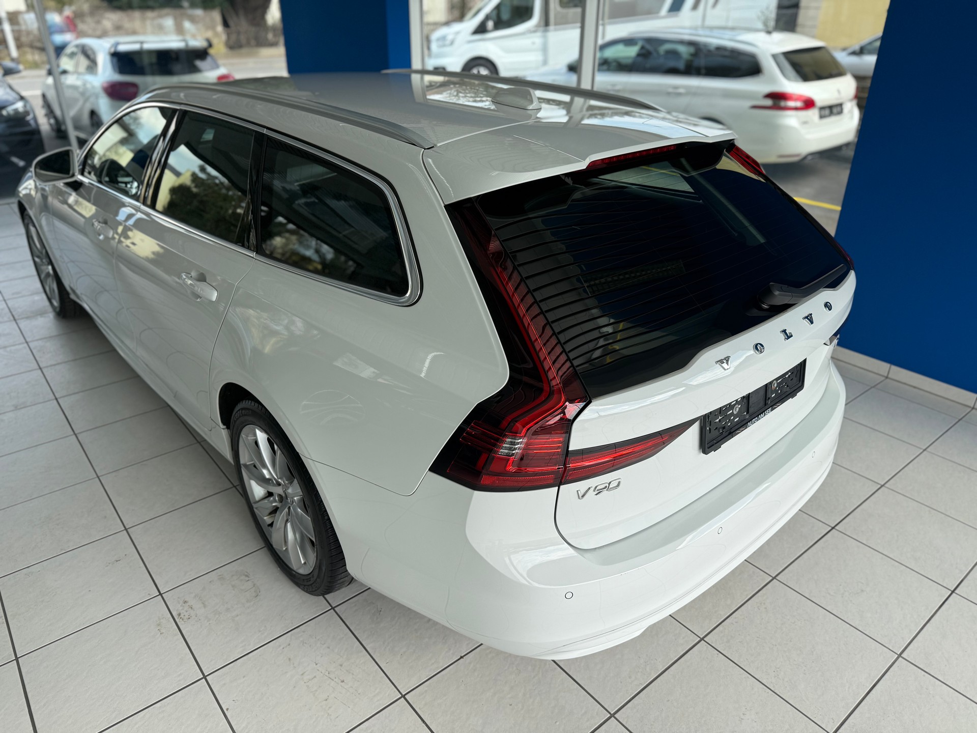 VOLVO V90 B4 Benzin Mild Hybrid Momentum Geartronic-image-6
