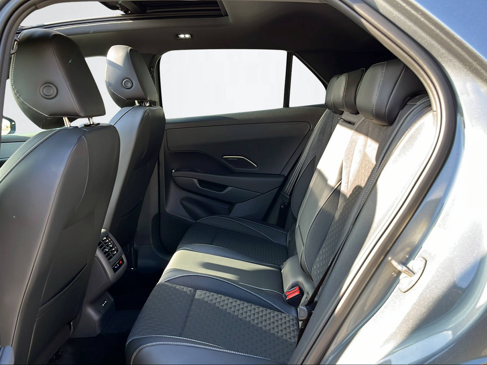 VW T-Roc 1.5 eTSI R-Line DSG-image-8