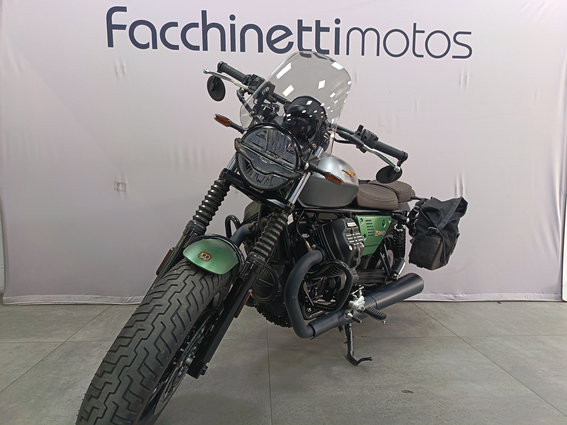 MOTO GUZZI V9 Bobber Centenario-showroom-element-2