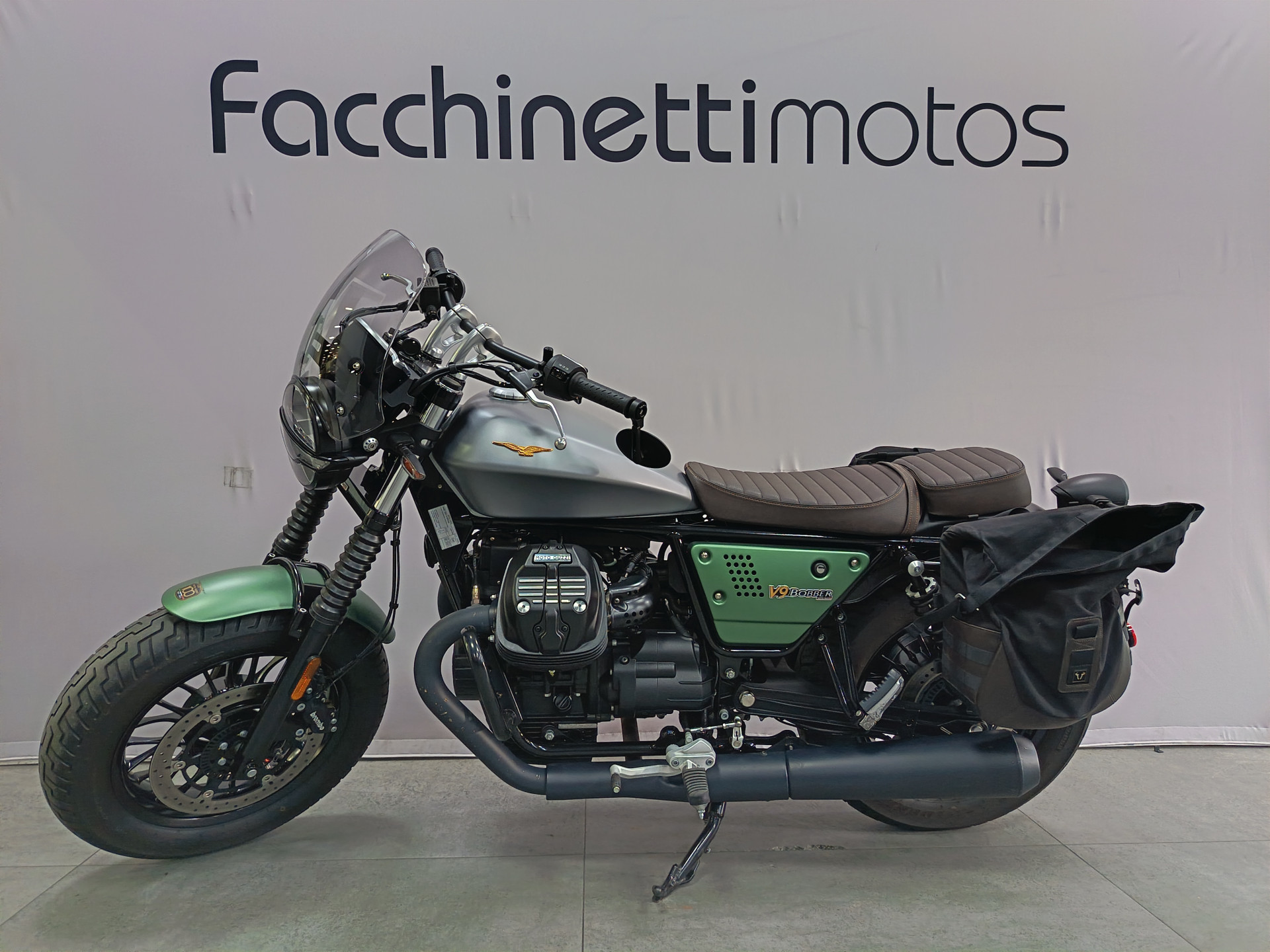 MOTO GUZZI V9 Bobber Centenario-showroom-element-3