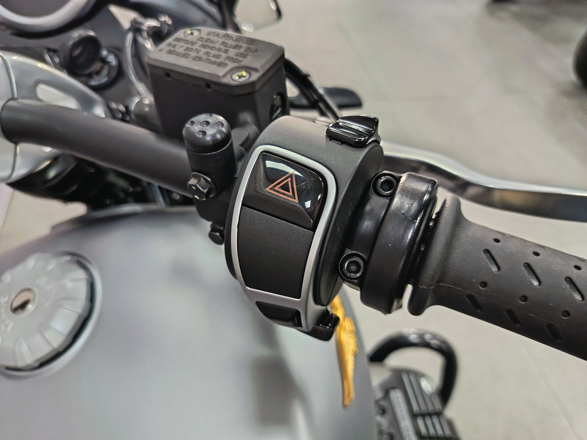 MOTO GUZZI V9 Bobber Centenario-image-7