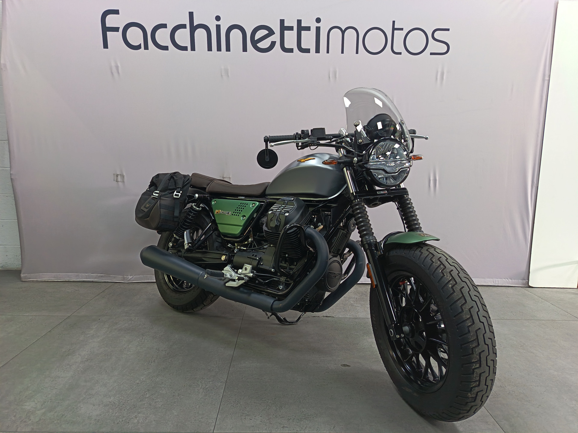 MOTO GUZZI V9 Bobber Centenario-showroom-element-1