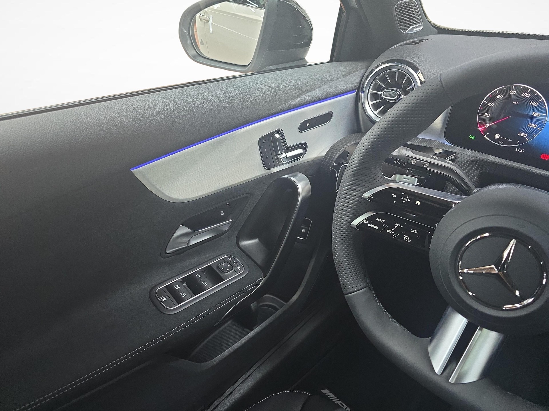 MERCEDES-BENZ A 250 EQ Star AMG Line-image-5