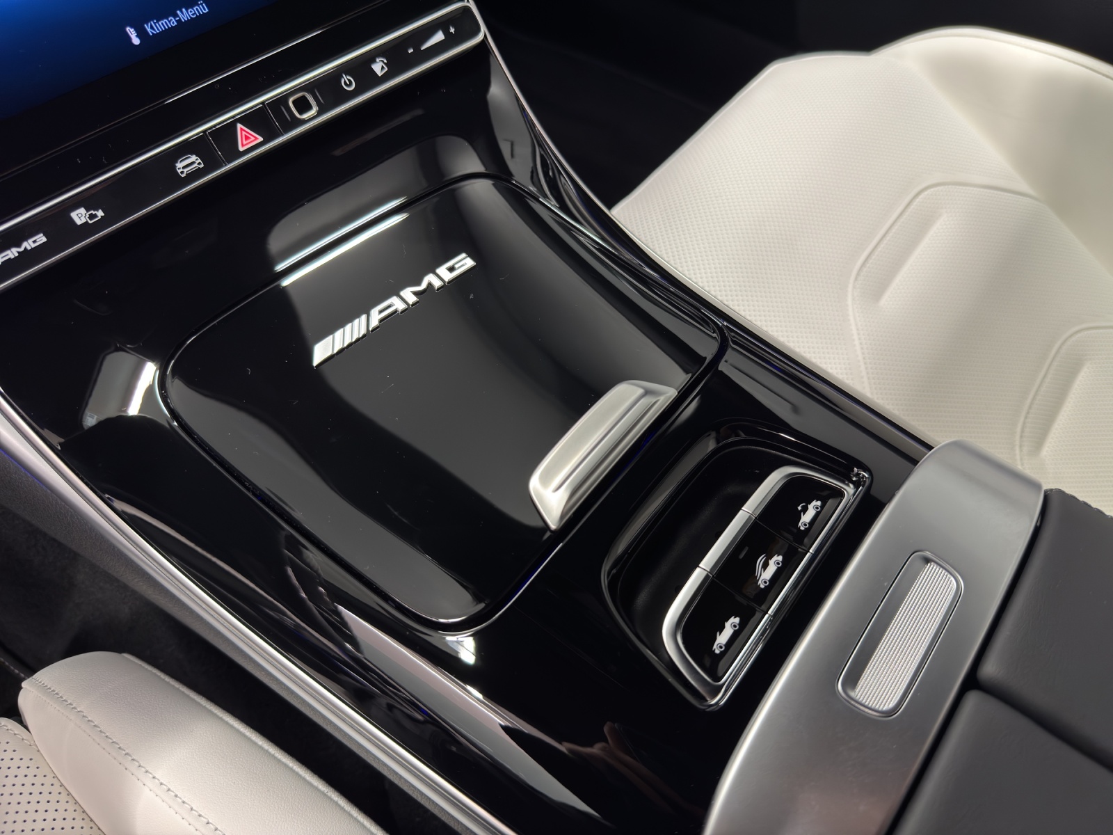 MERCEDES-BENZ AMG CLE 53 4Matic+ Cabriolet-image-14