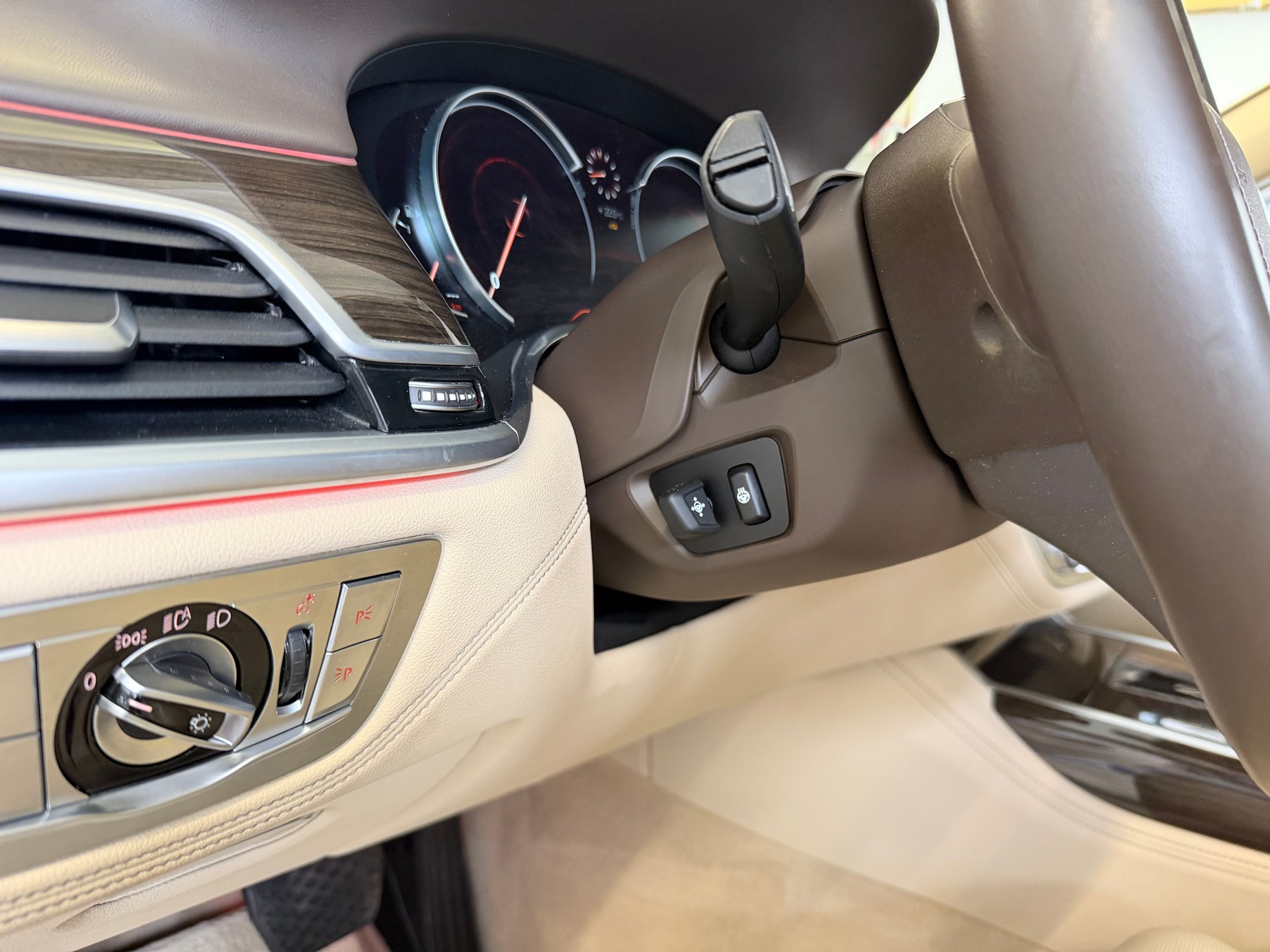 BMW 750i xDrive Steptronic-image-13