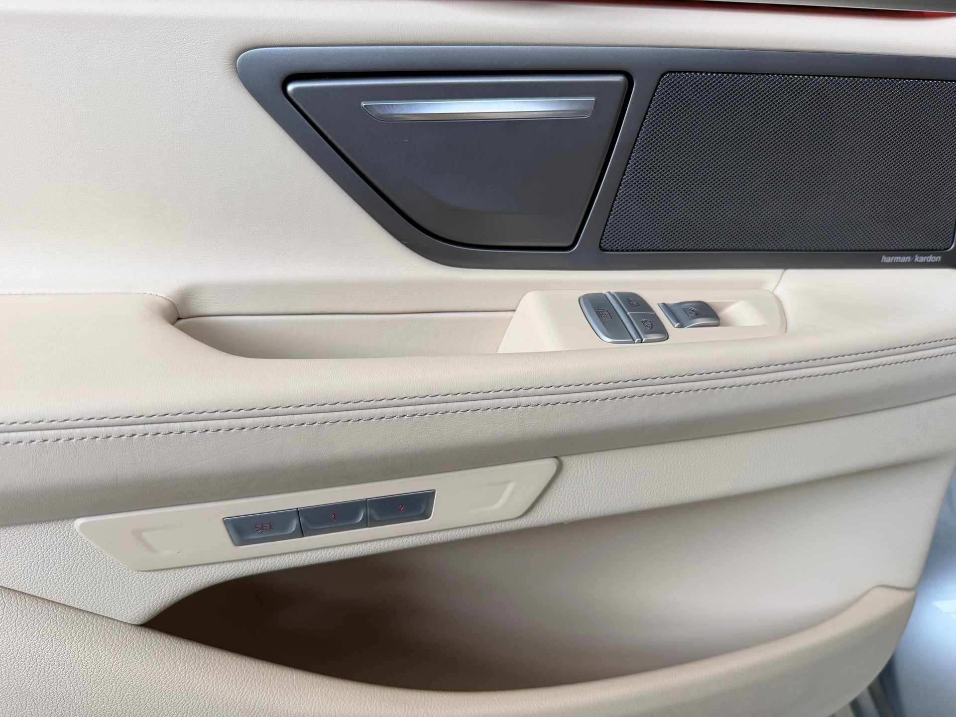 BMW 750i xDrive Steptronic-image-11