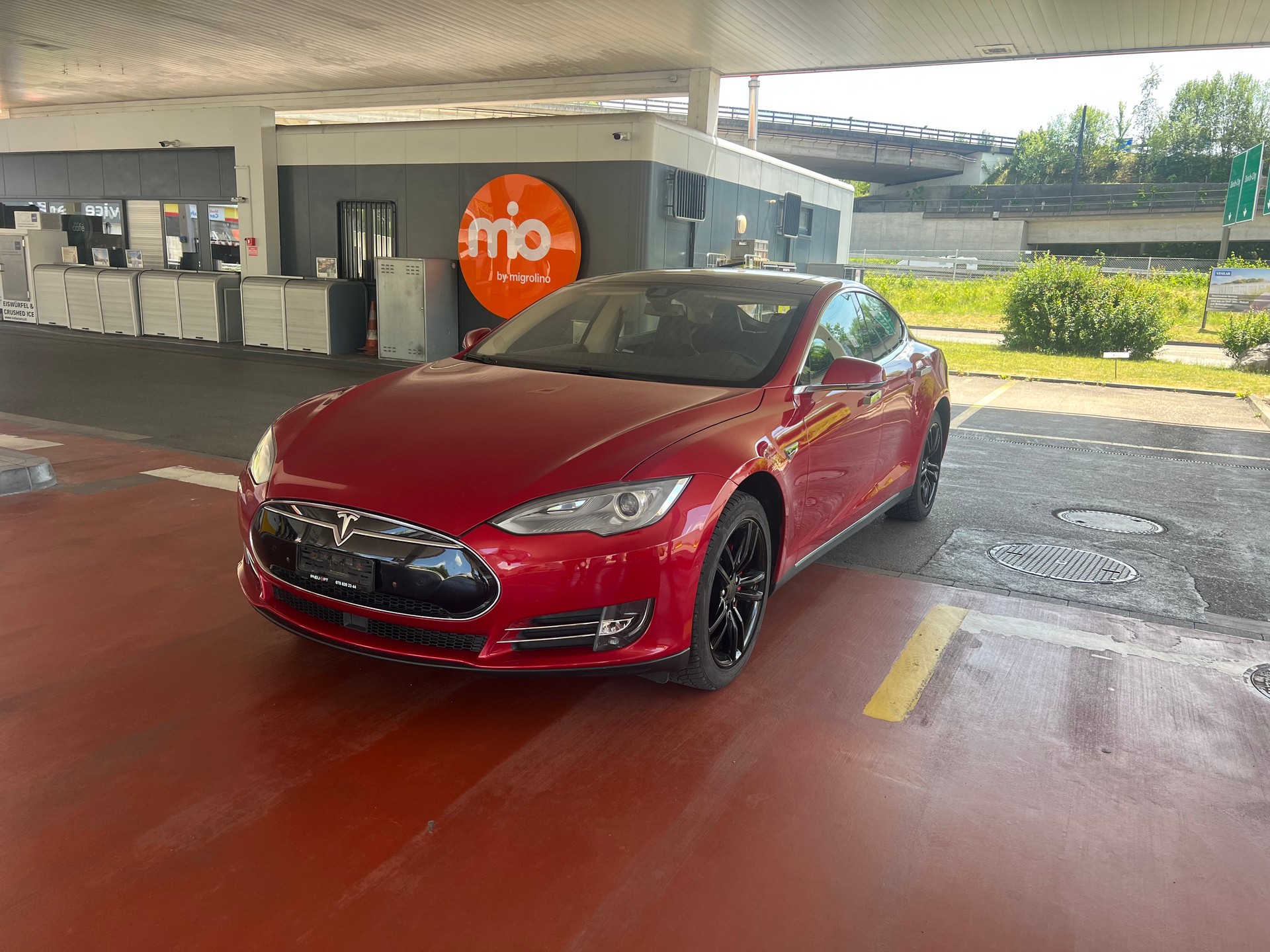 TESLA Model S 85 D Performance-image-2
