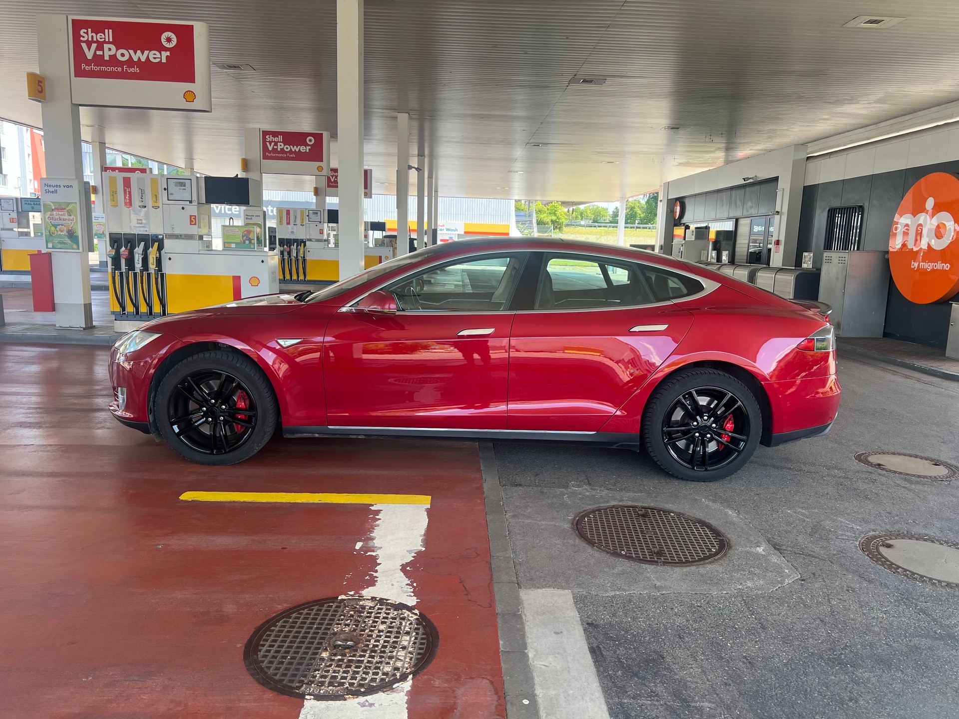 TESLA Model S 85 D Performance-image-3