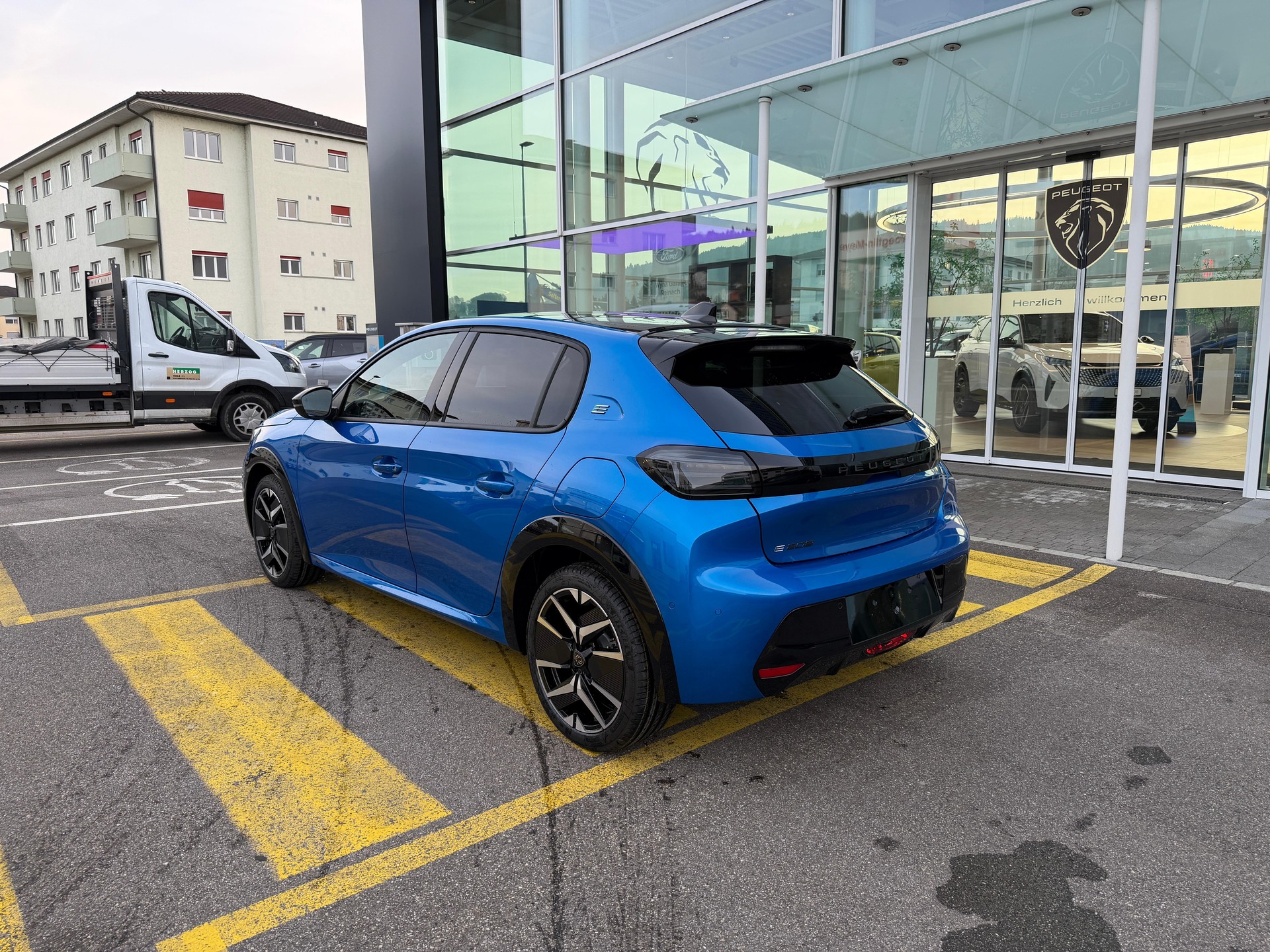 PEUGEOT 208 e-GT-image-1