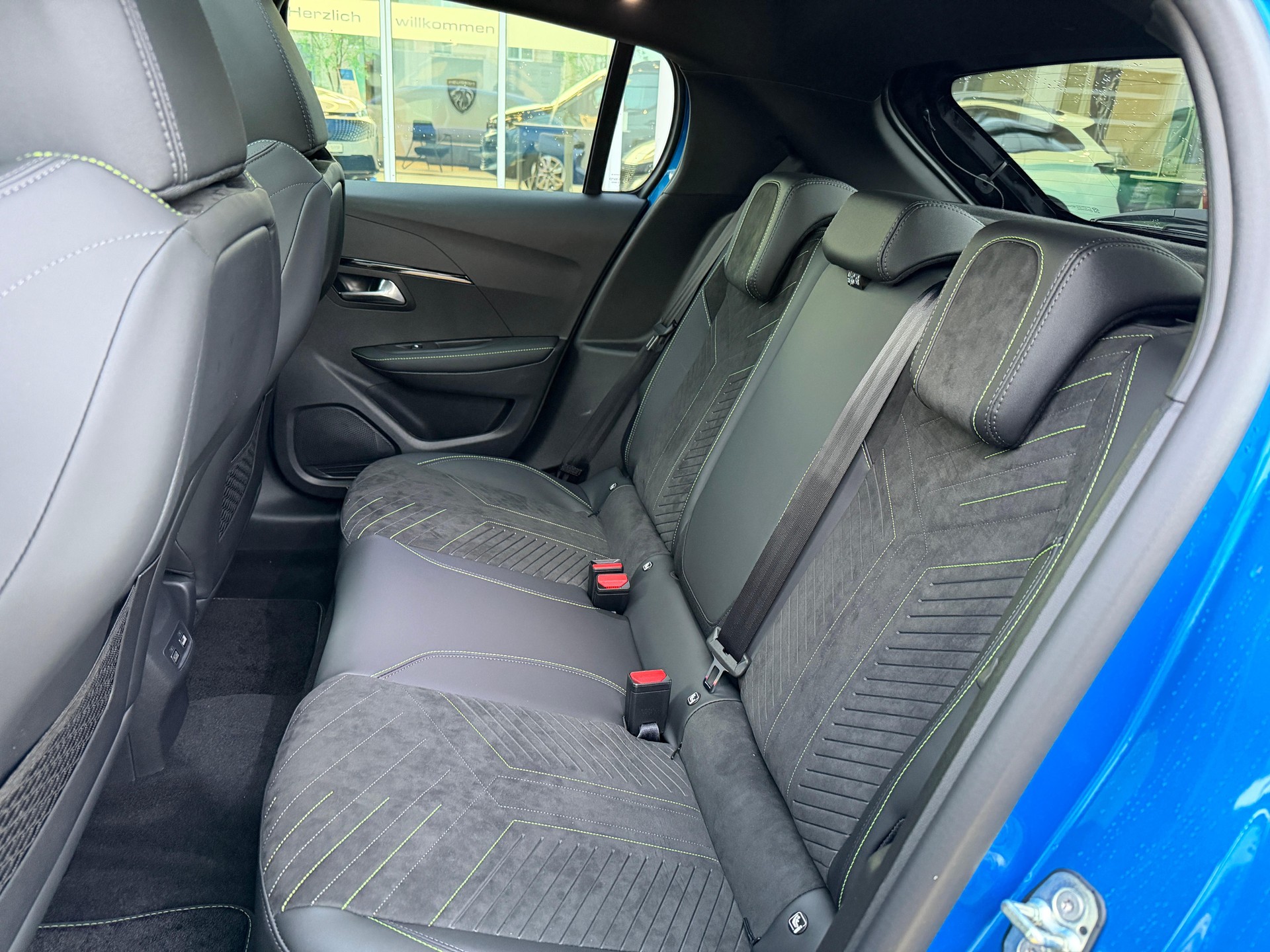 PEUGEOT 208 e-GT-image-11