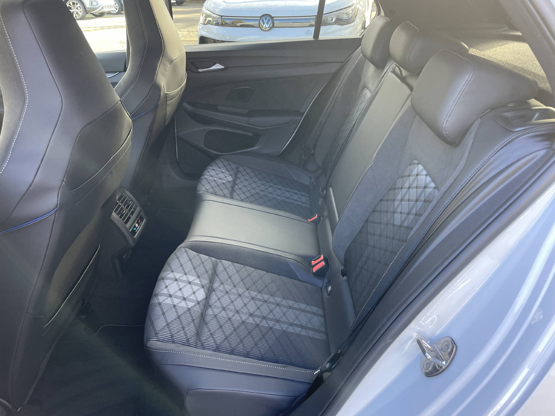 VW Golf VIII 2.0 TSI R-Line DSG 4motion-image-8