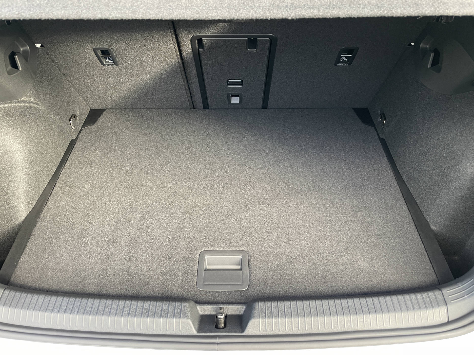 VW Golf VIII 2.0 TSI R-Line DSG 4motion-image-17