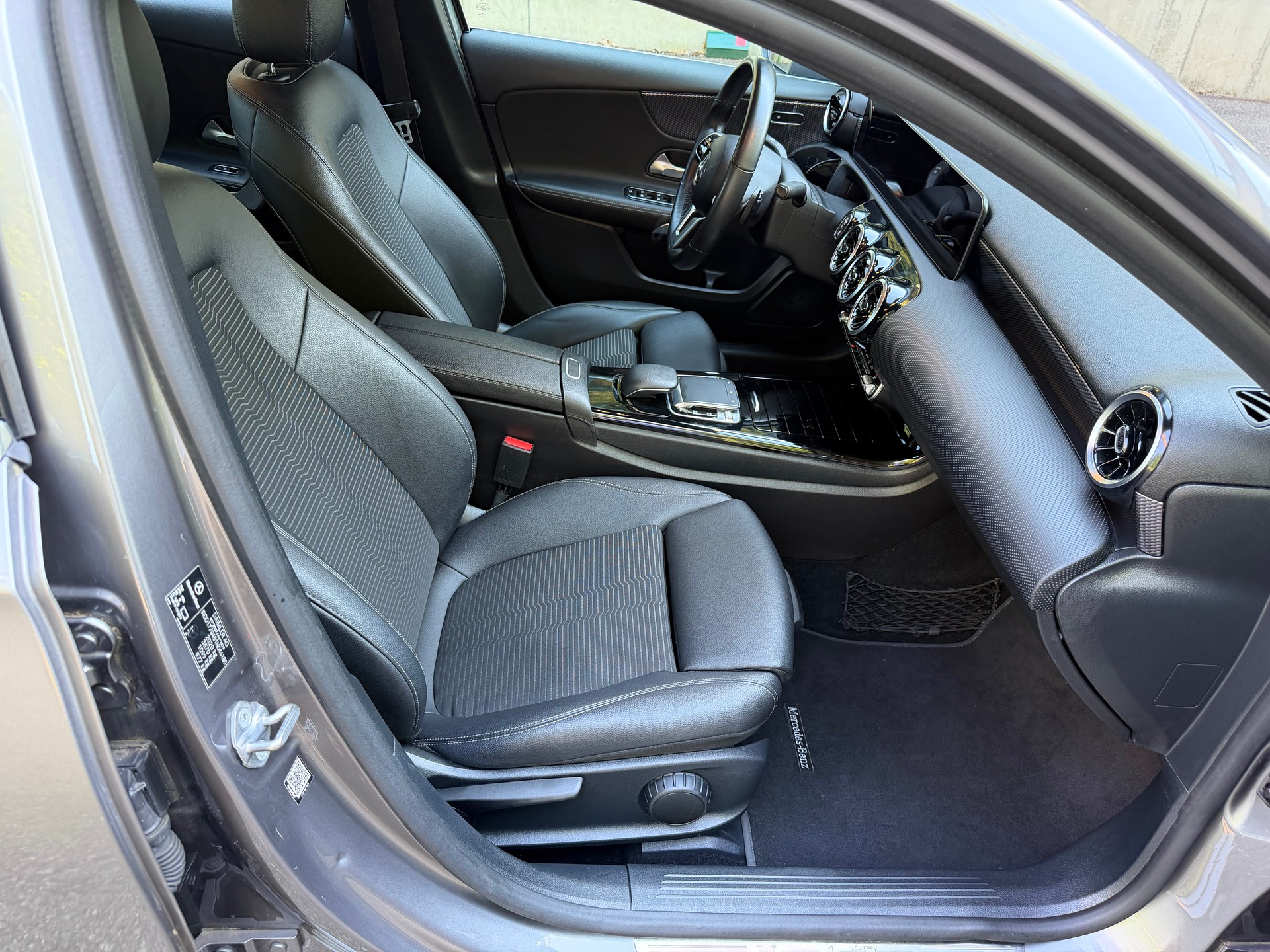 MERCEDES-BENZ A 220 Progressive 7G-DCT 4Matic-image-13