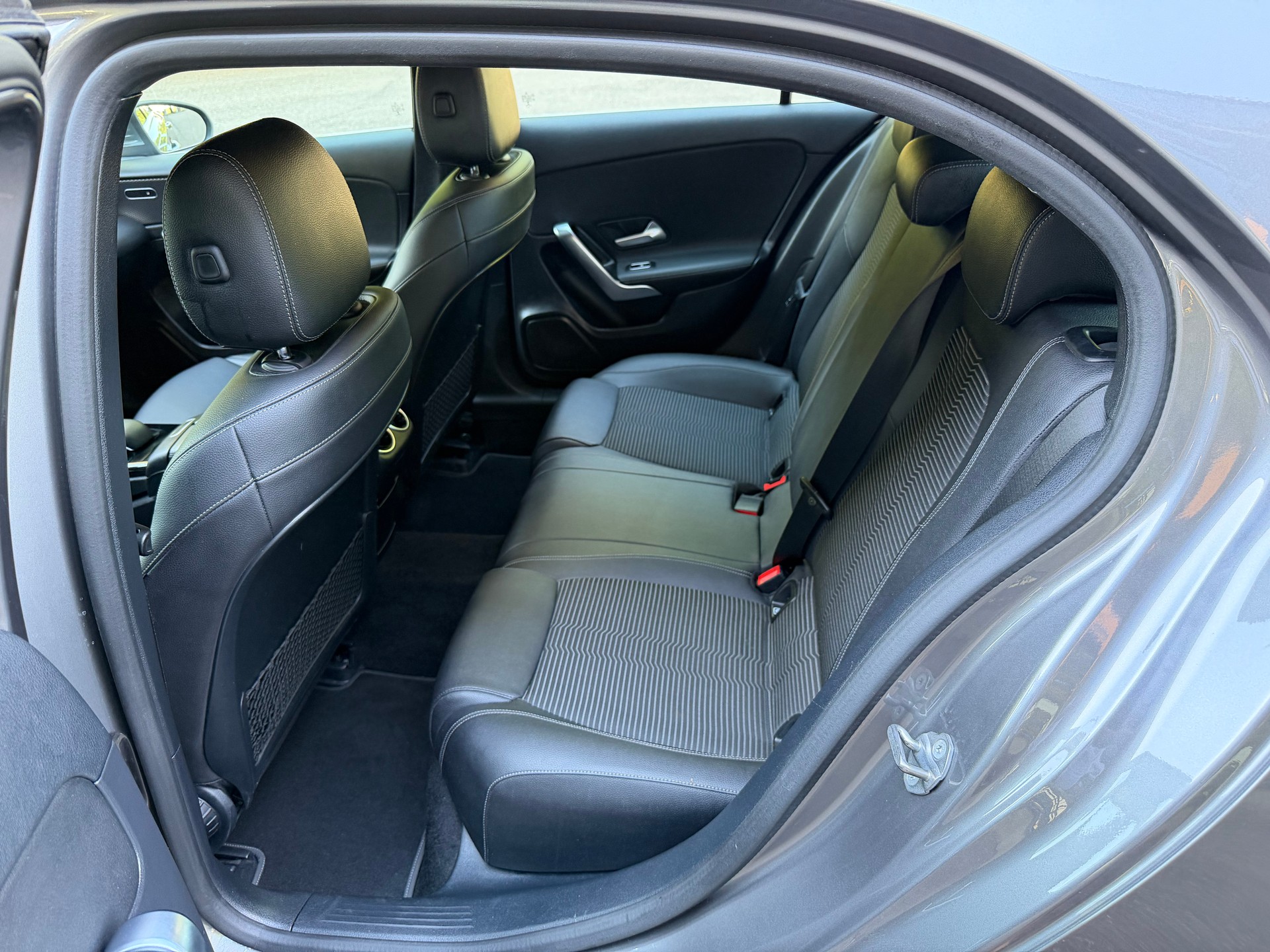 MERCEDES-BENZ A 220 Progressive 7G-DCT 4Matic-image-14