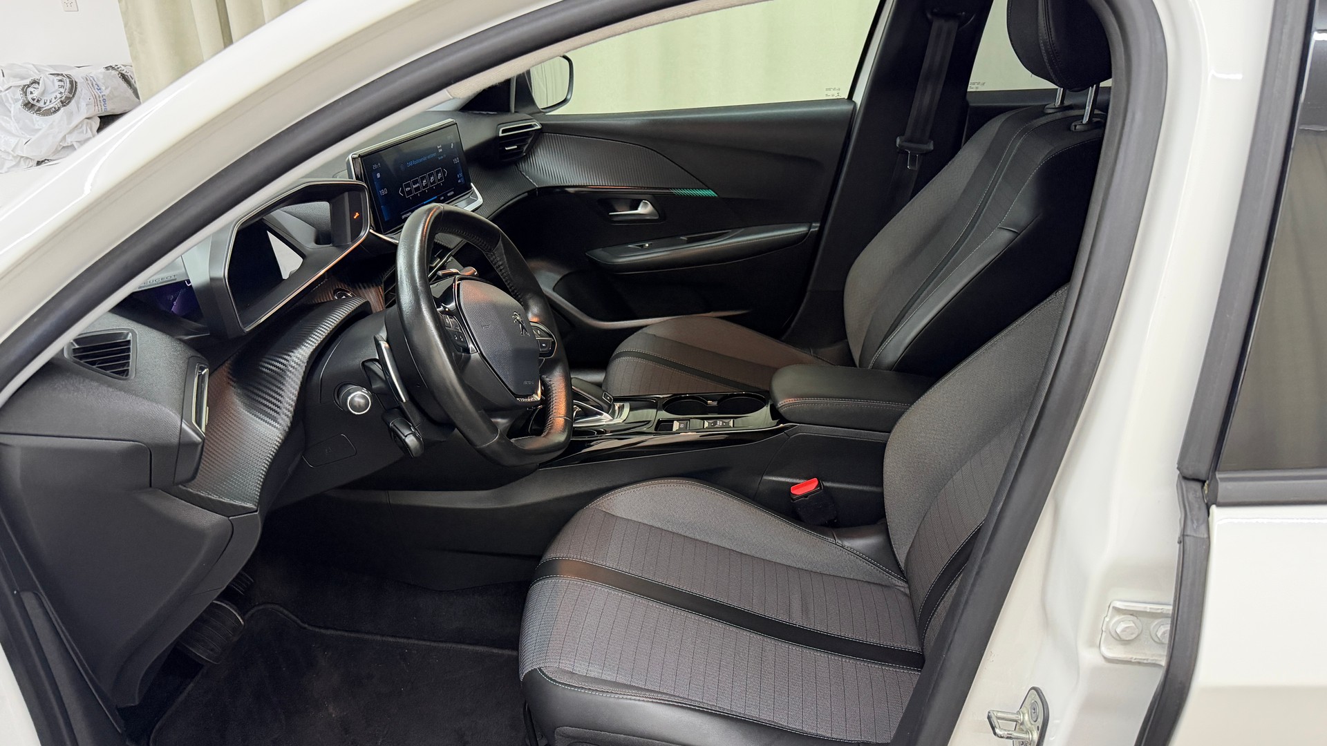 PEUGEOT 208 1.2 PureTech Allure EAT8-image-6