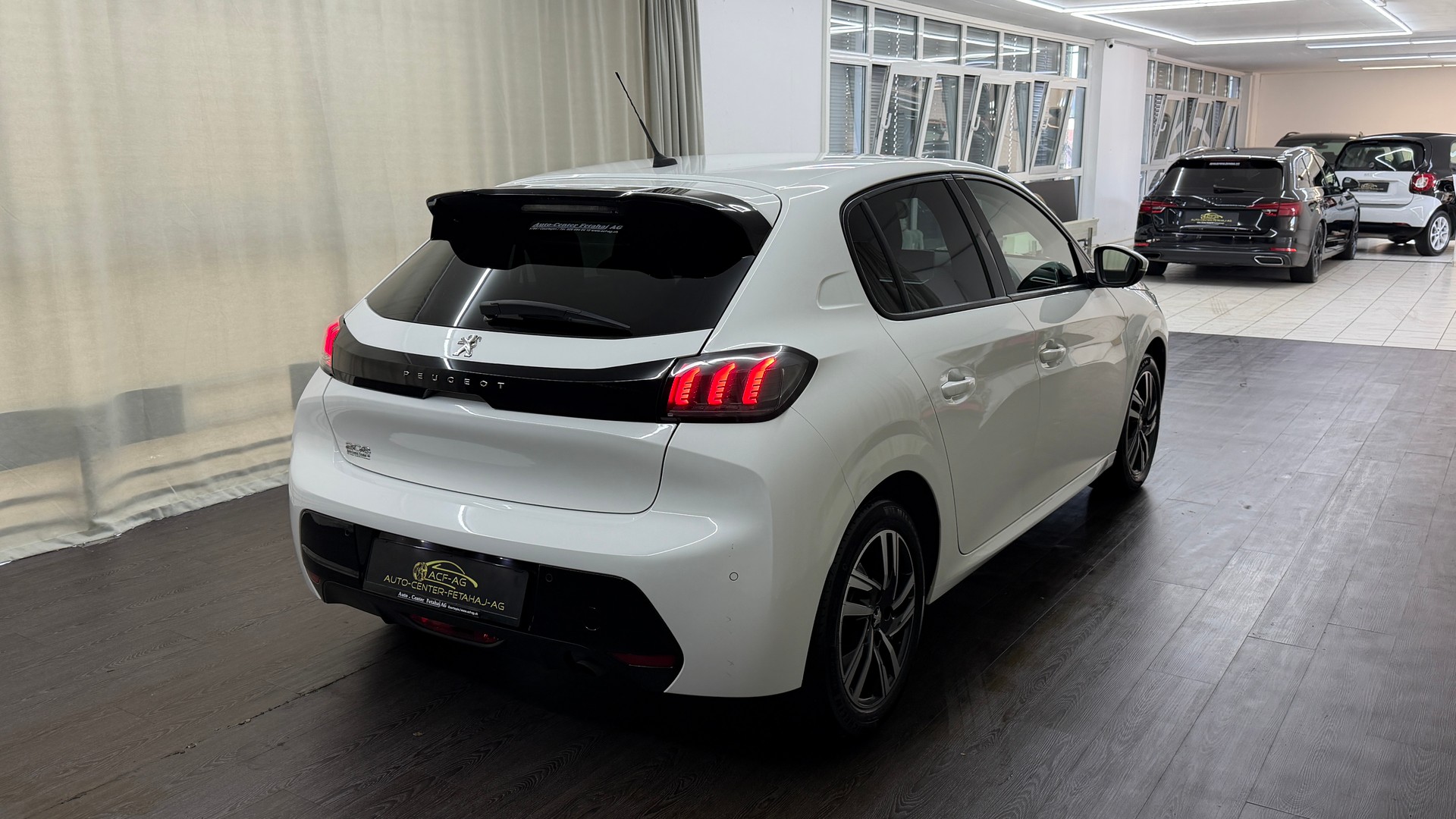 PEUGEOT 208 1.2 PureTech Allure EAT8-image-3