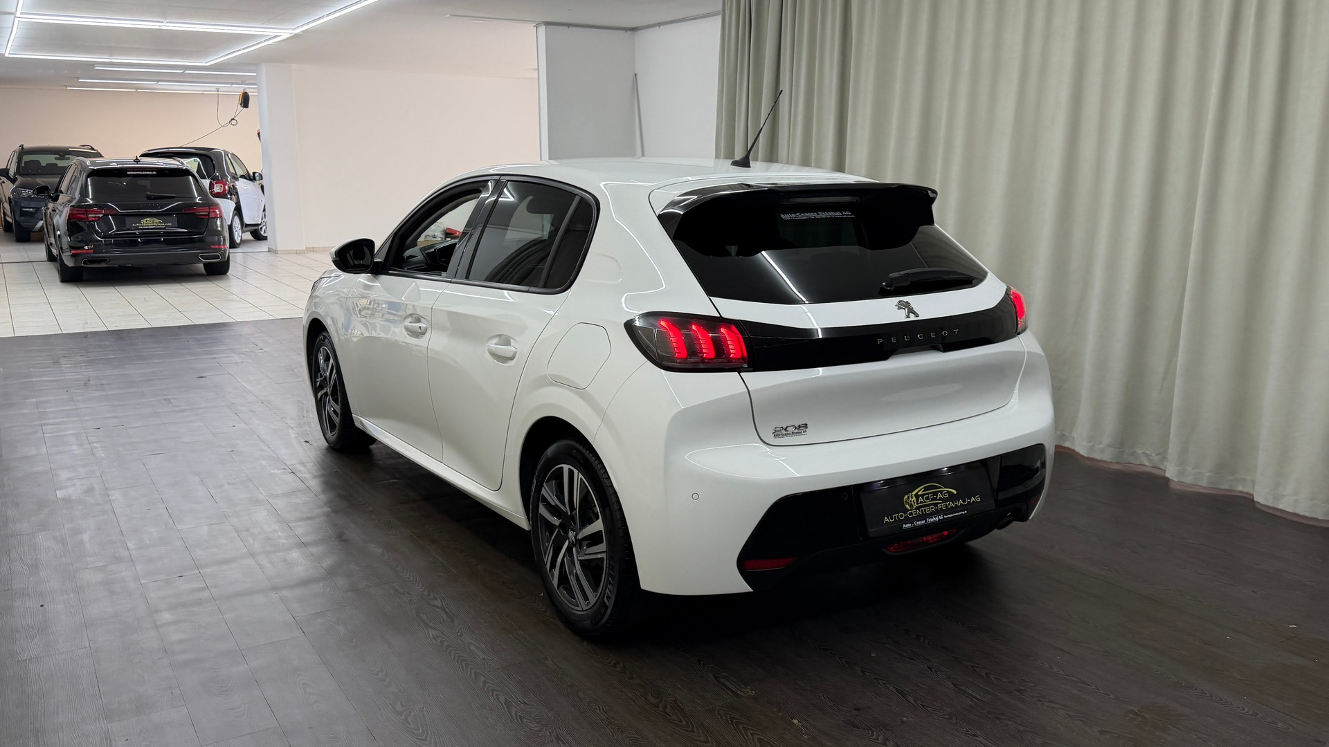 PEUGEOT 208 1.2 PureTech Allure EAT8-image-5