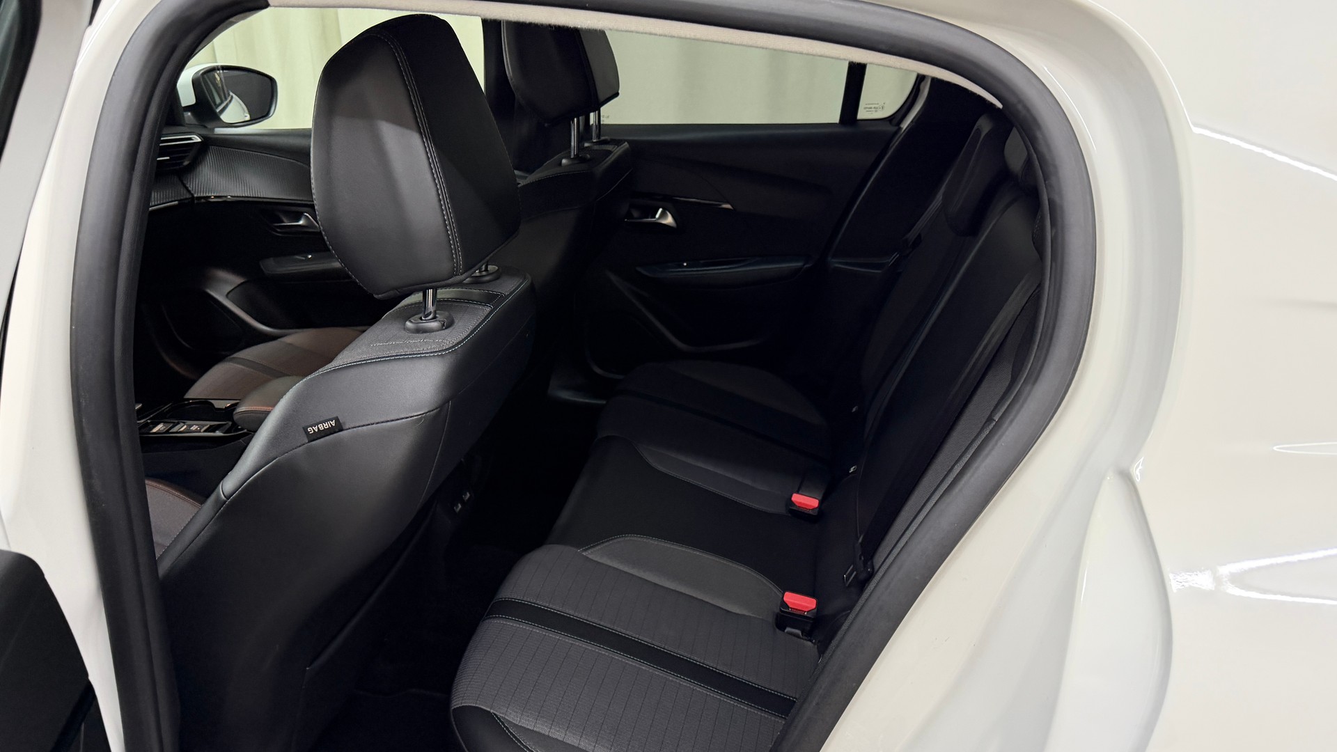 PEUGEOT 208 1.2 PureTech Allure EAT8-image-12